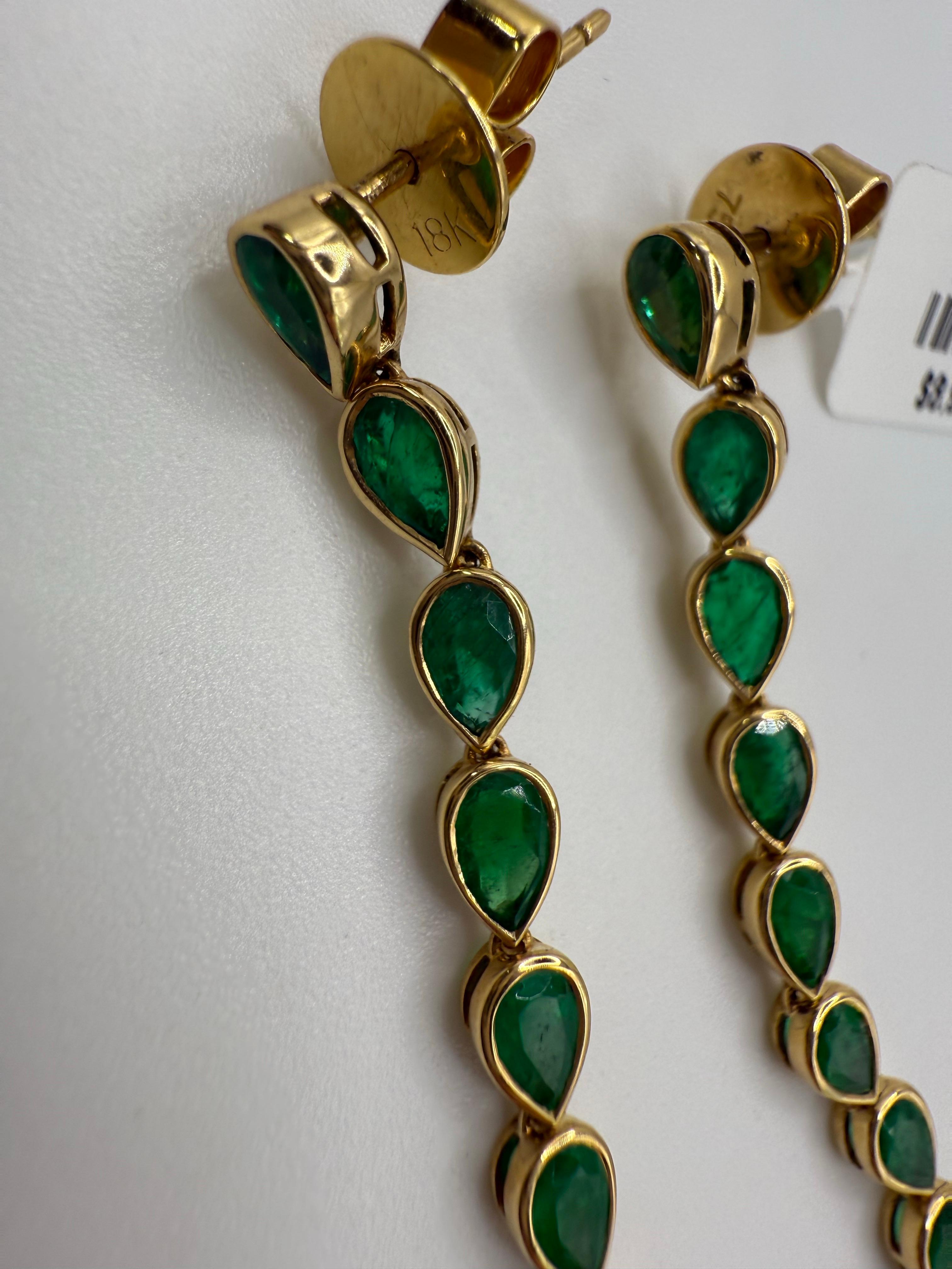 Lange Ohrringe mit grünem Smaragd 18KT Gold 5,40 Karat (Tropfenschliff) im Angebot