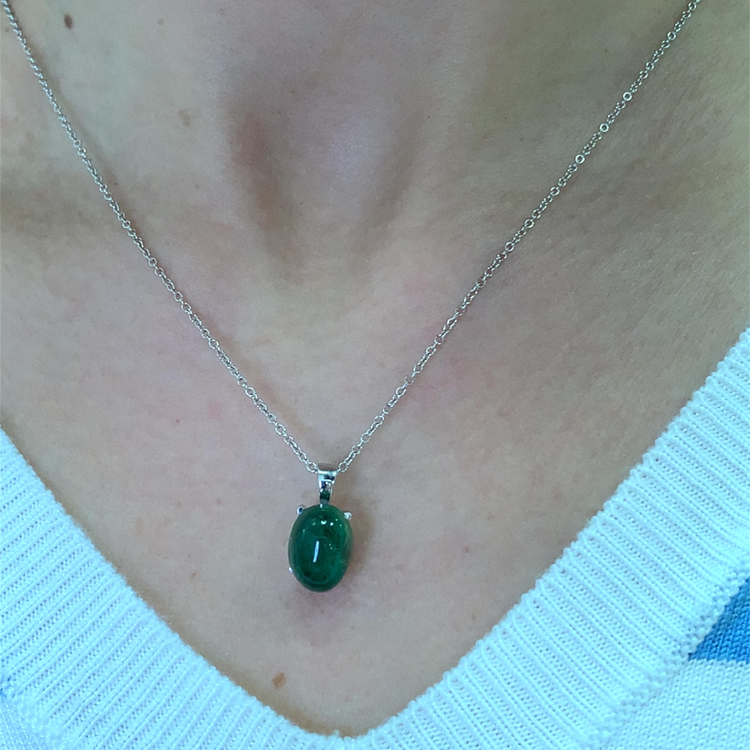 Questa splendida collana con ciondolo a forma di smeraldo di 4,50 carati, che misura circa 12/8 mm, presenta una vibrante gemma verde con taglio cabochon, elegantemente incastonata in una catena d'argento in oro bianco 18 carati. Perfetto per