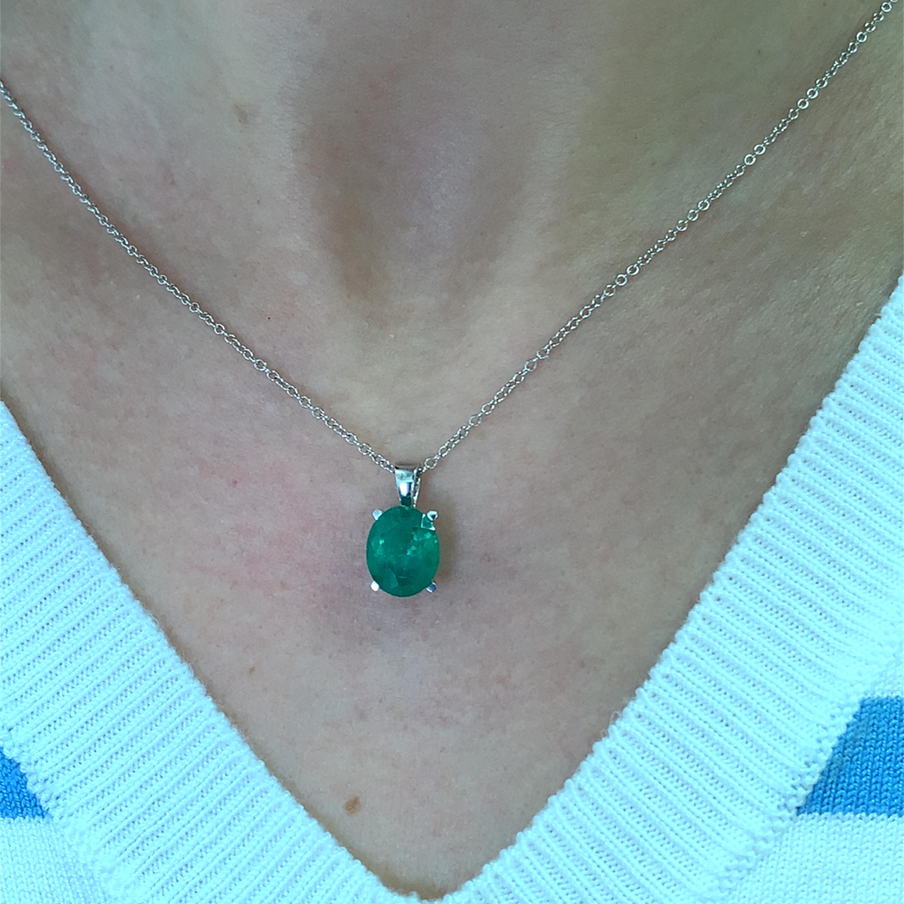 Questa splendida collana con ciondolo a forma di smeraldo di 2,50 carati, che misura circa 11/9 mm, presenta una gemma verde smeraldo dal taglio ovale, elegantemente incastonata in una catena d'argento in oro bianco 18 carati. Perfetto per