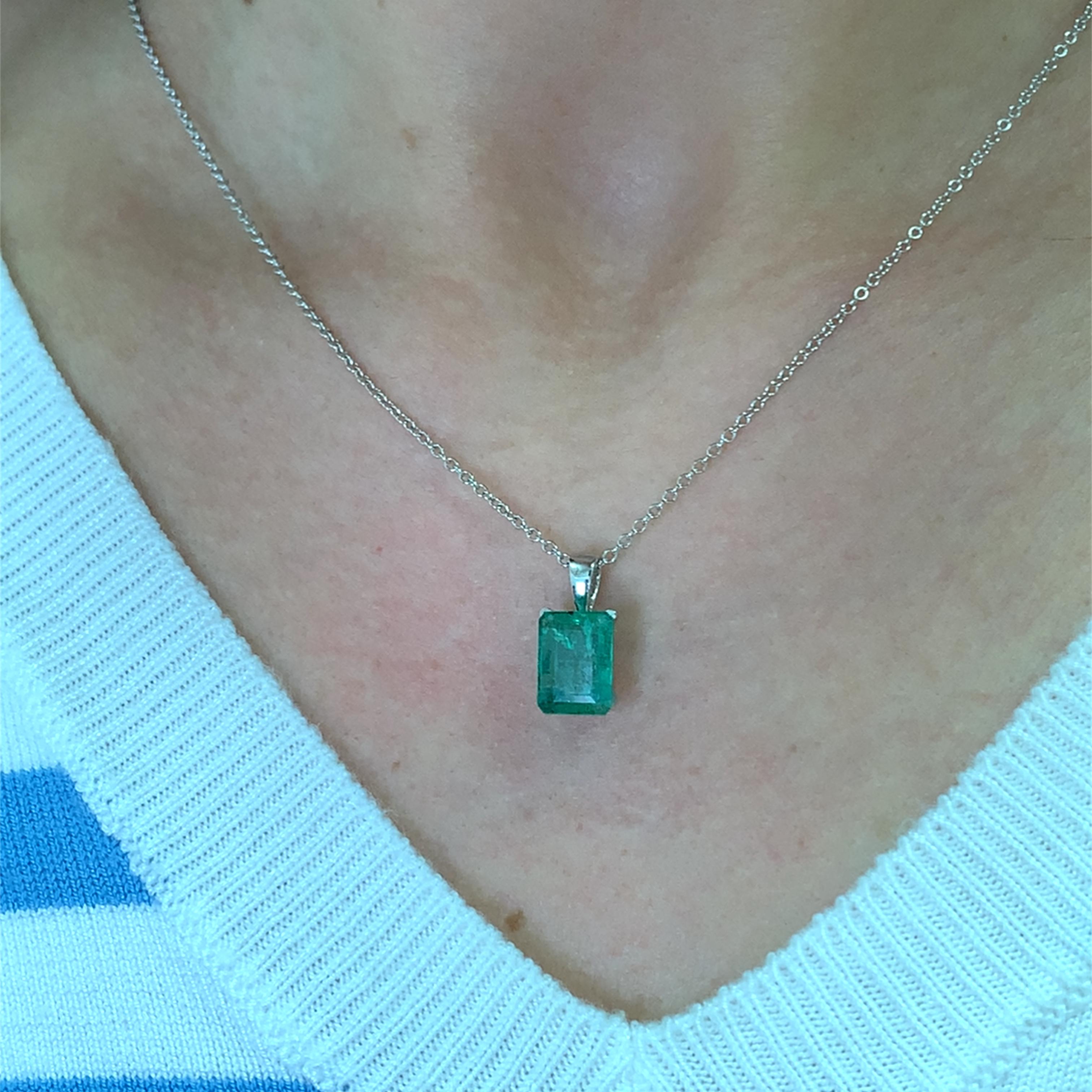Questa splendida collana con ciondolo smeraldo 1,60 misura circa 10/8 mm e presenta una vibrante gemma verde taglio smeraldo, elegantemente incastonata in una catena d'argento in oro bianco 18 carati. Perfetto per aggiungere un tocco di raffinatezza