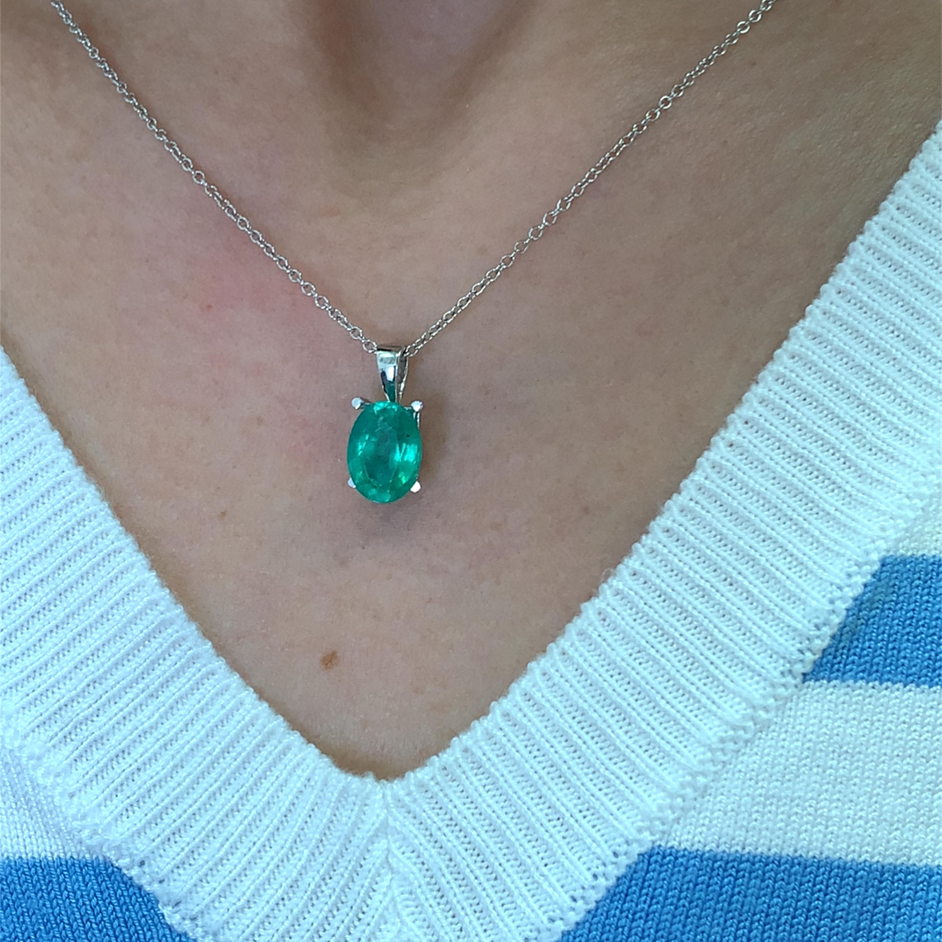 Questa splendida collana con ciondolo a forma di smeraldo di 2,40 carati, che misura circa 11/8 mm, presenta una gemma verde smeraldo dal taglio ovale, elegantemente incastonata in una catena d'argento in oro bianco 18 carati. Perfetto per