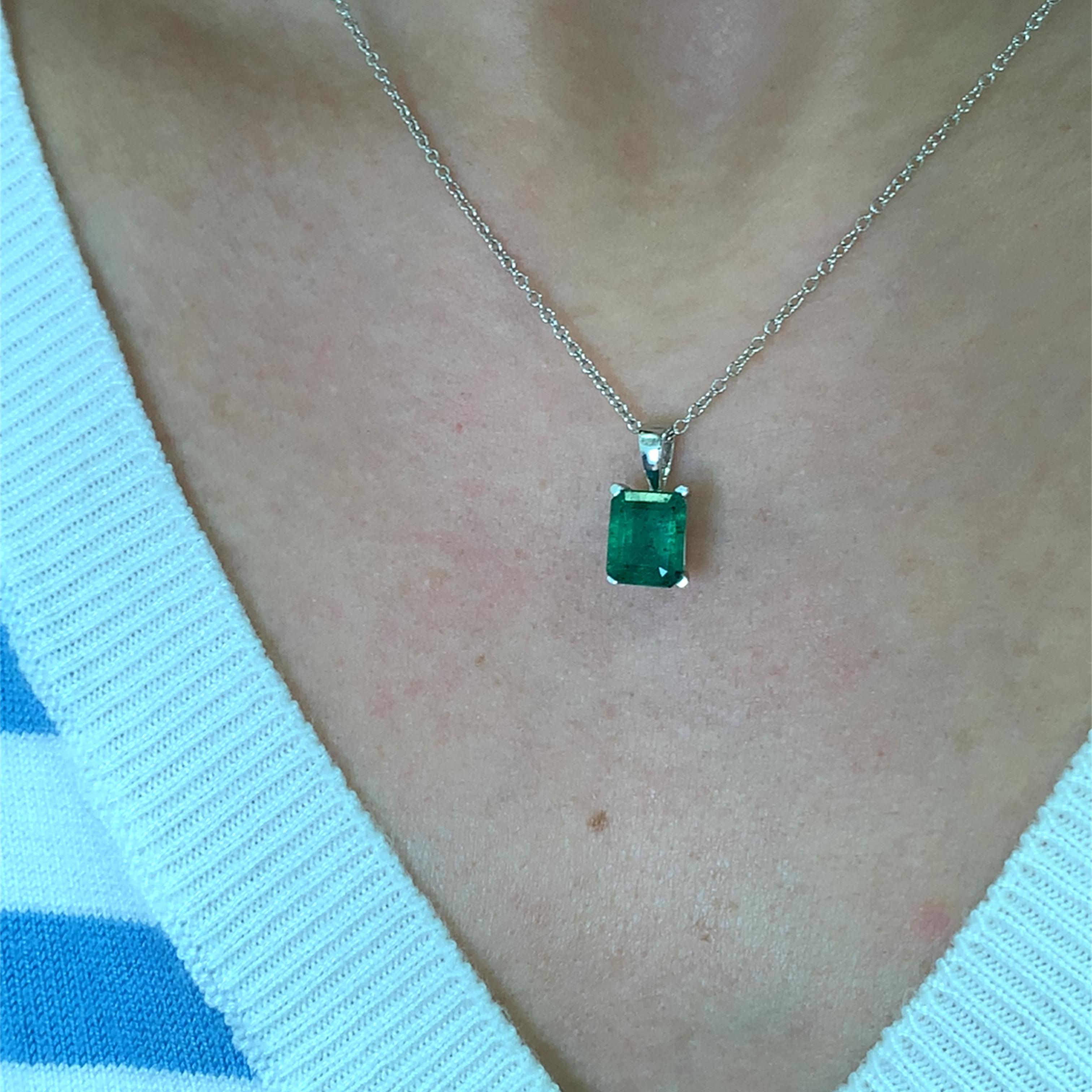 Questa splendida collana con ciondolo con smeraldo da 1,90ct e misura circa 7/9mm presenta una gemma verde taglio smeraldo, elegantemente incastonata in una catena d'argento in oro bianco 18k. Perfetto per aggiungere un tocco di raffinatezza a