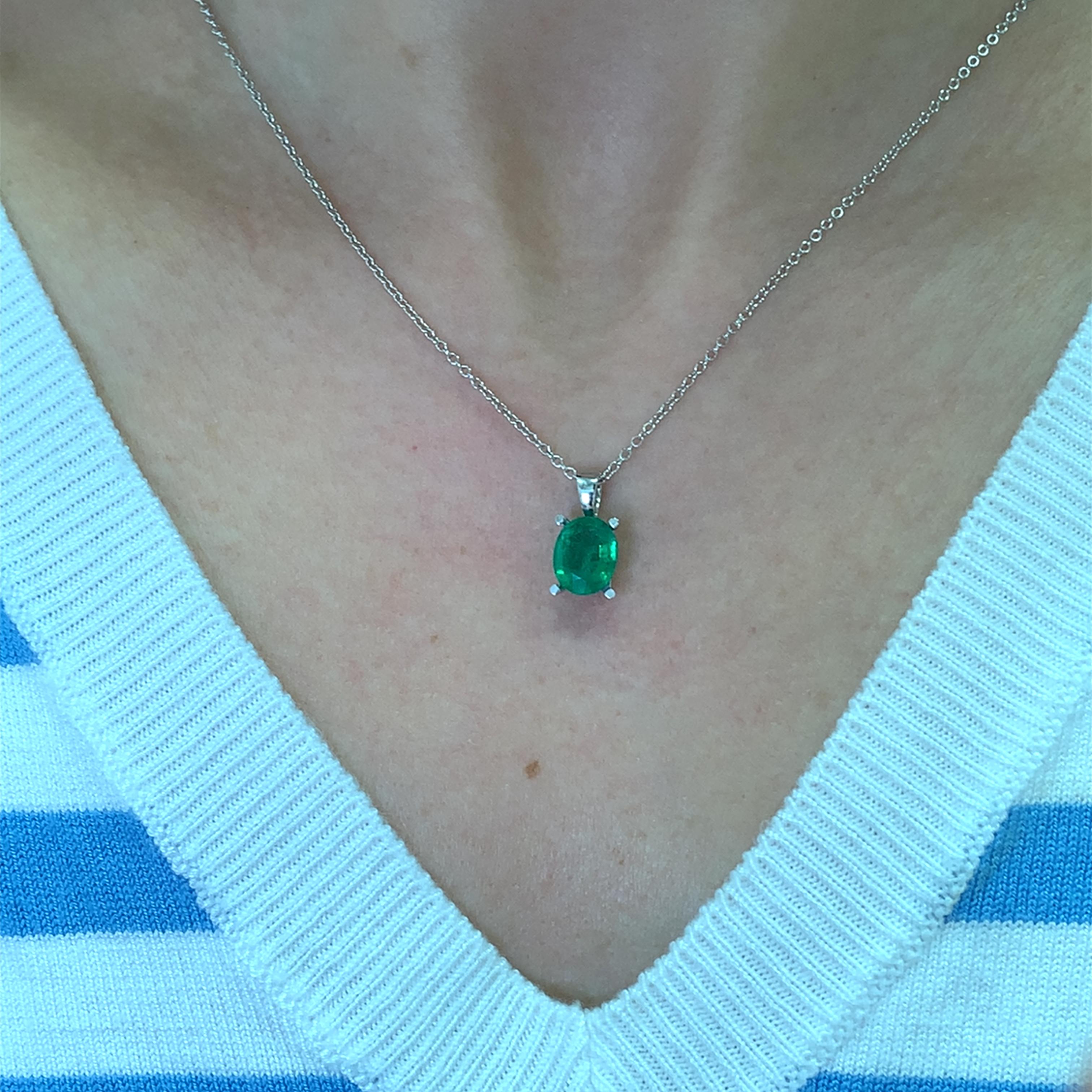 Questa splendida collana con ciondolo a forma di smeraldo da 1,70 carati presenta una gemma verde vibrante di circa 9/8 mm con alcune inclusioni naturali, elegantemente incastonata in un'elegante catena in oro bianco 18 carati da 16 pollici.