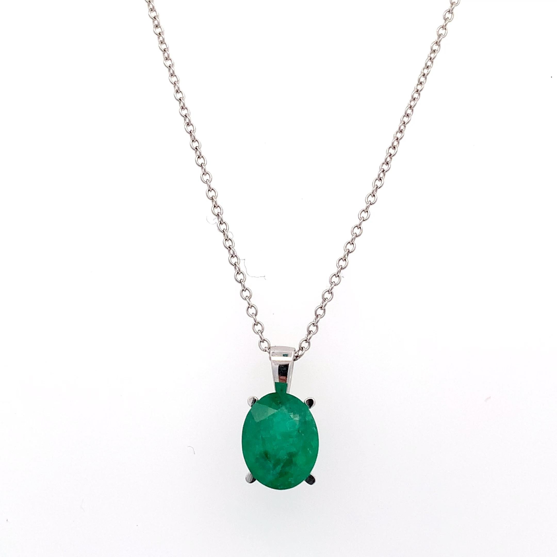 Taglio ovale Collana con smeraldo verde in oro bianco 18 carati in vendita