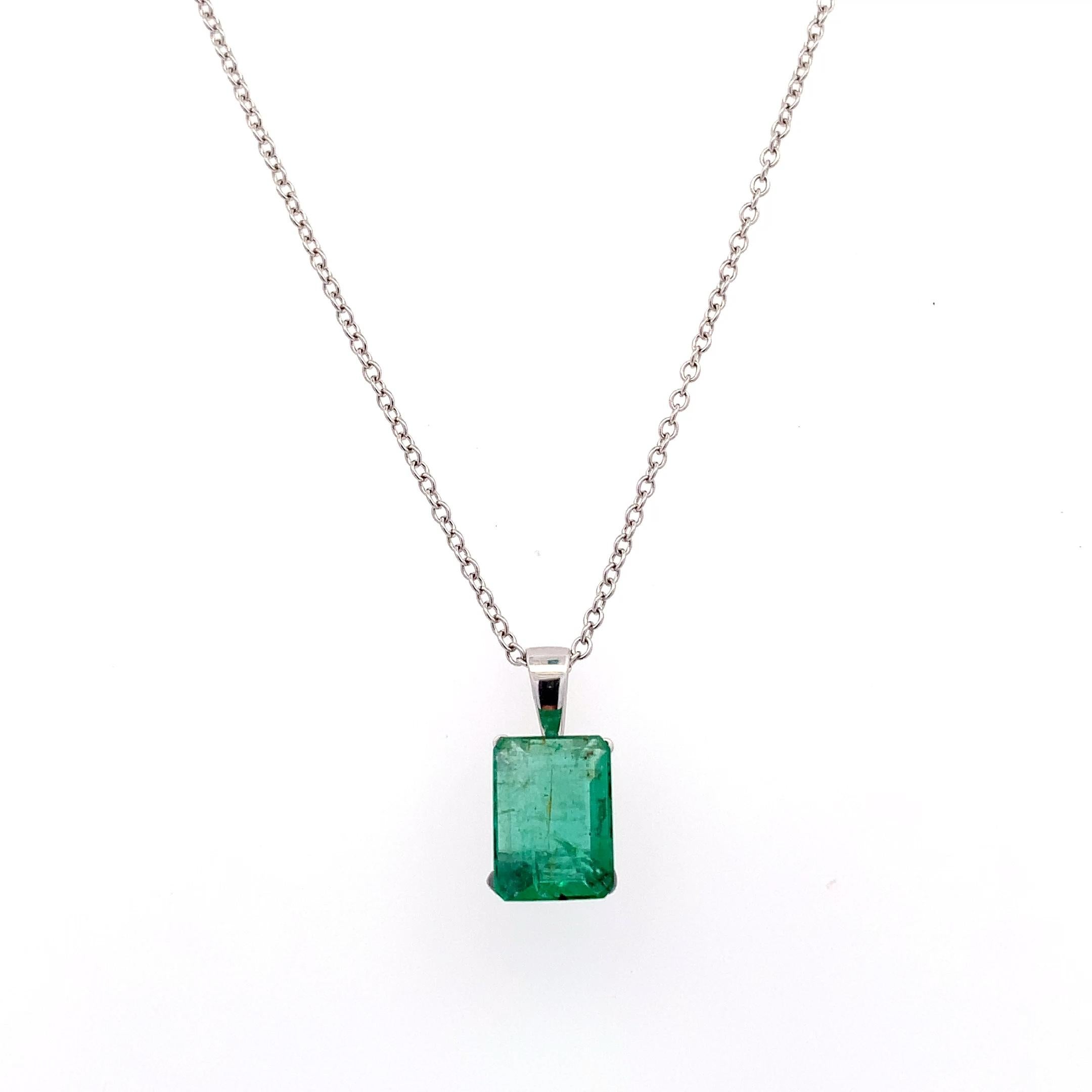 Taglio smeraldo Collana con smeraldo verde in oro bianco 18 carati in vendita