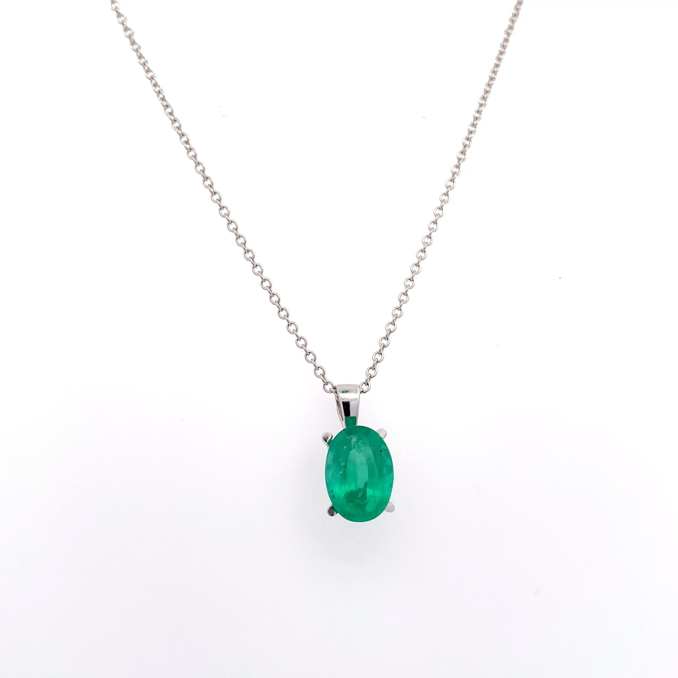 Taglio ovale Collana con smeraldo verde in oro bianco 18 carati in vendita
