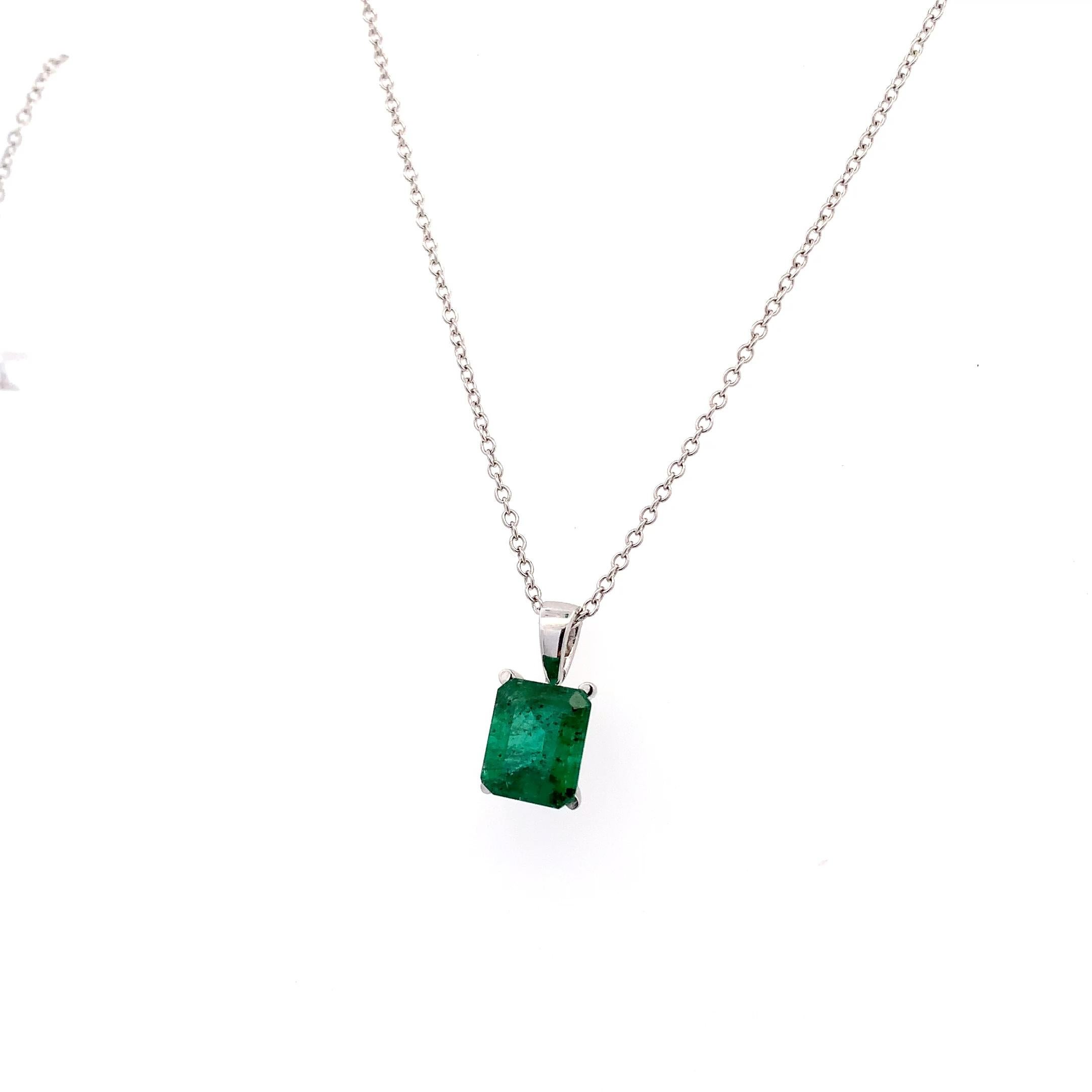 Taglio smeraldo Collana con smeraldo verde in oro bianco 18 carati in vendita