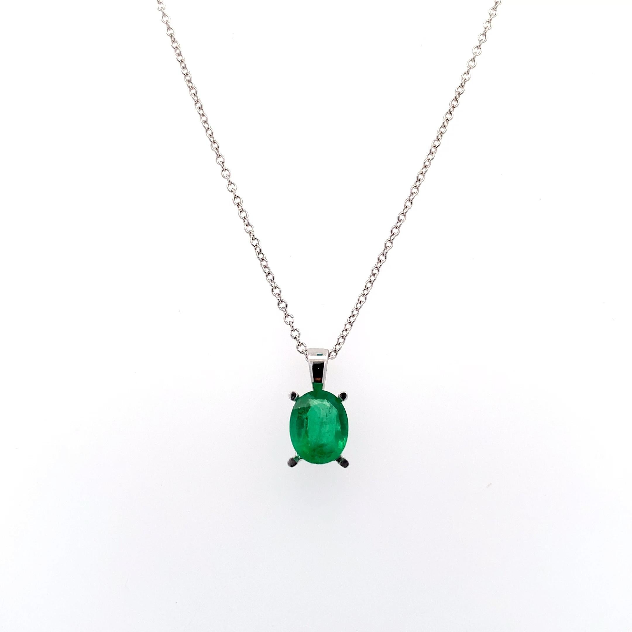 Taglio ovale Collana con smeraldo verde in oro bianco 18 carati in vendita
