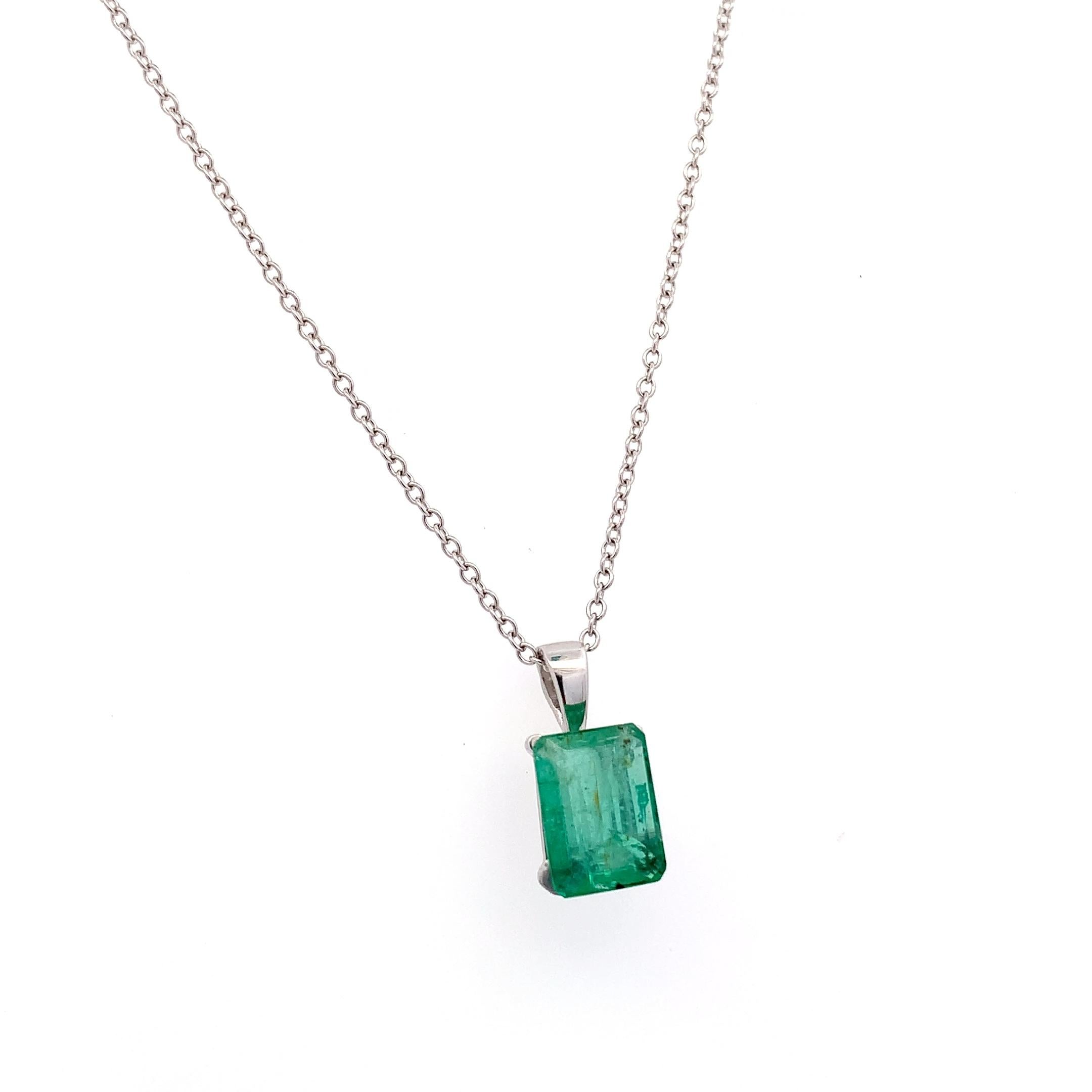 Collana con smeraldo verde in oro bianco 18 carati In condizioni Nuovo in vendita a London, GB