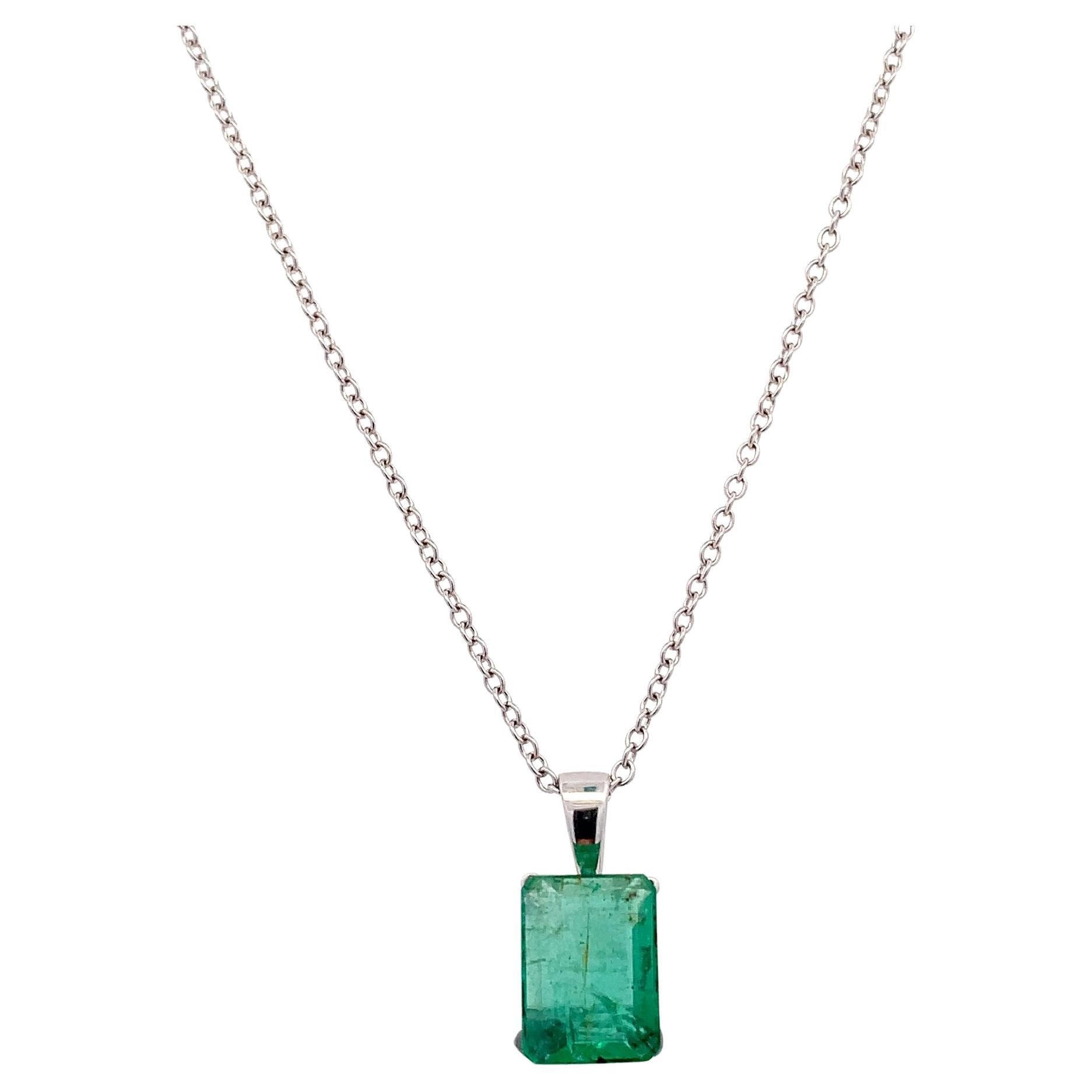 Collier d'émeraudes vertes en or blanc 18k