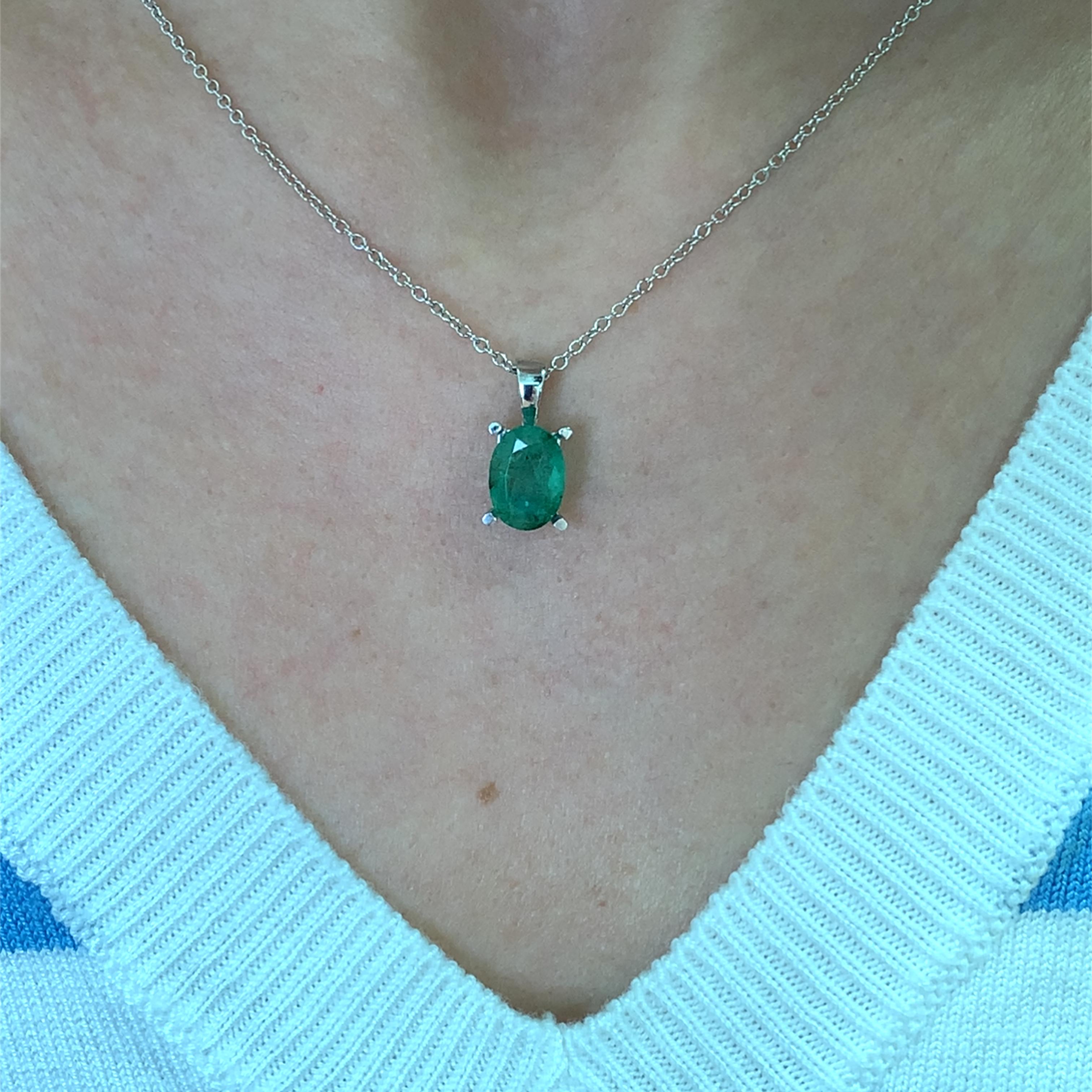 Ce superbe collier pendentif en émeraude de 1,60ct présente une pierre précieuse d'un vert éclatant mesurant environ 10/7mm avec quelques inclusions naturelles, élégamment sertie dans une chaîne de 16 pouces en or blanc 18k. Parfaite pour ajouter