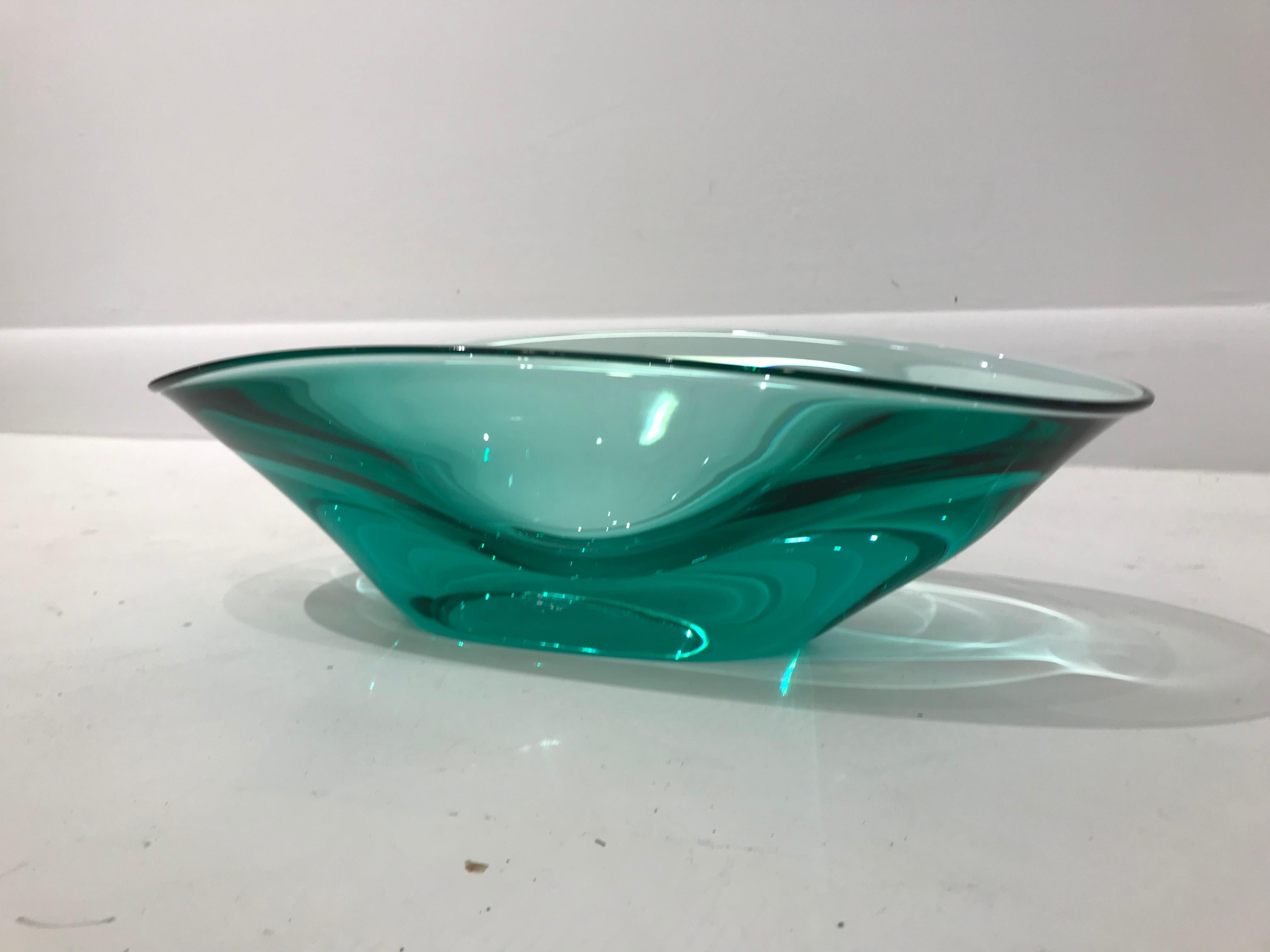 Green Emerald oval glass Murano bowl.


  