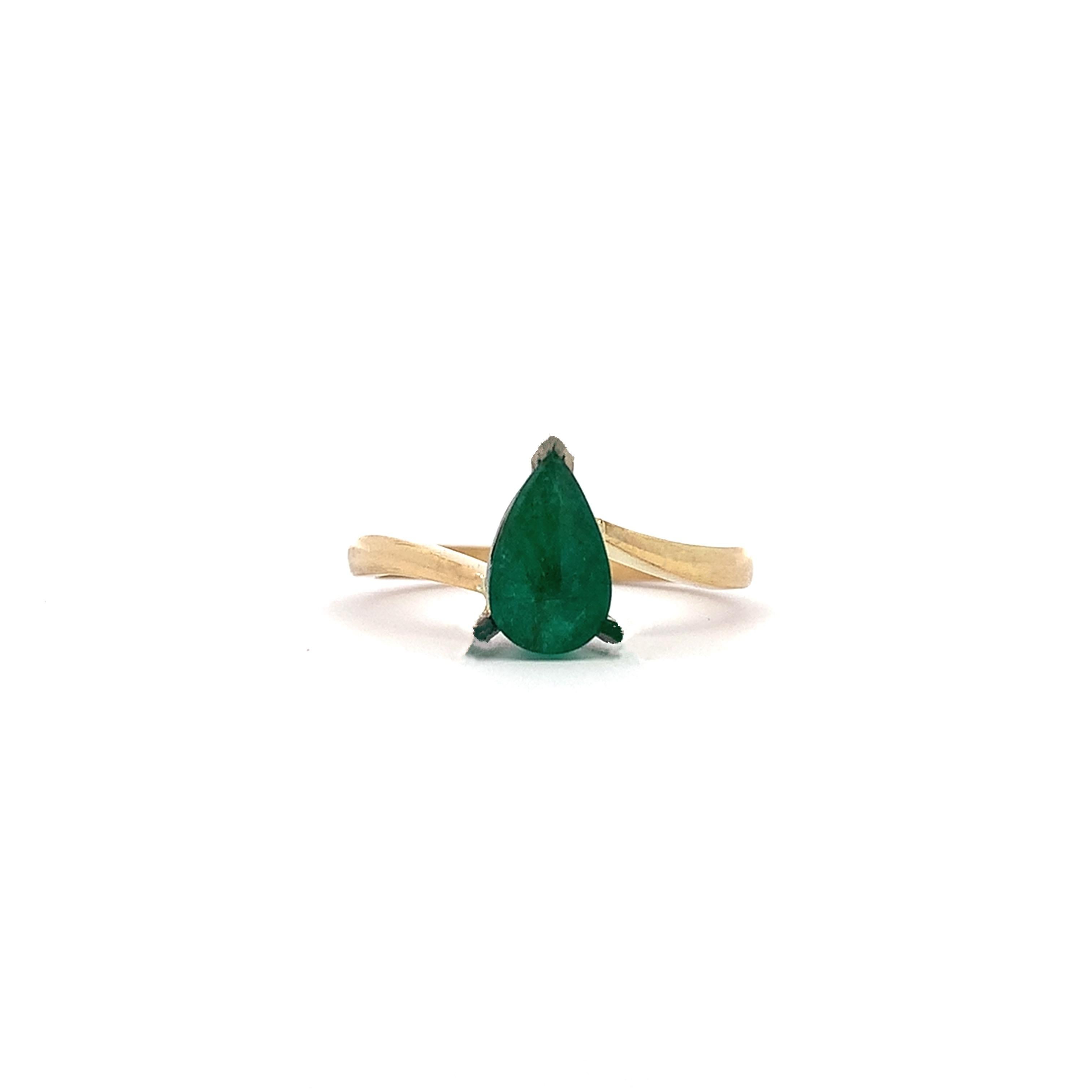 Pear Cut Green emerald pear shaped engagement ring 18k yellow gold For Sale