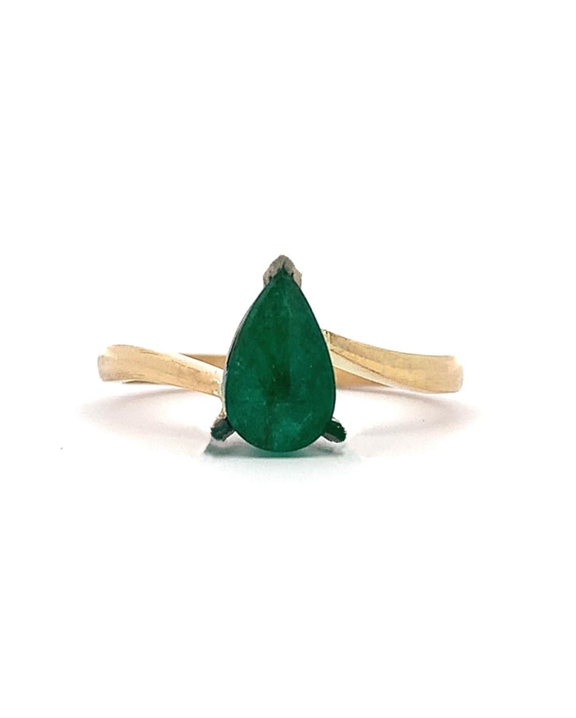 Green emerald pear shaped engagement ring 18k yellow gold In New Condition For Sale In London, GB