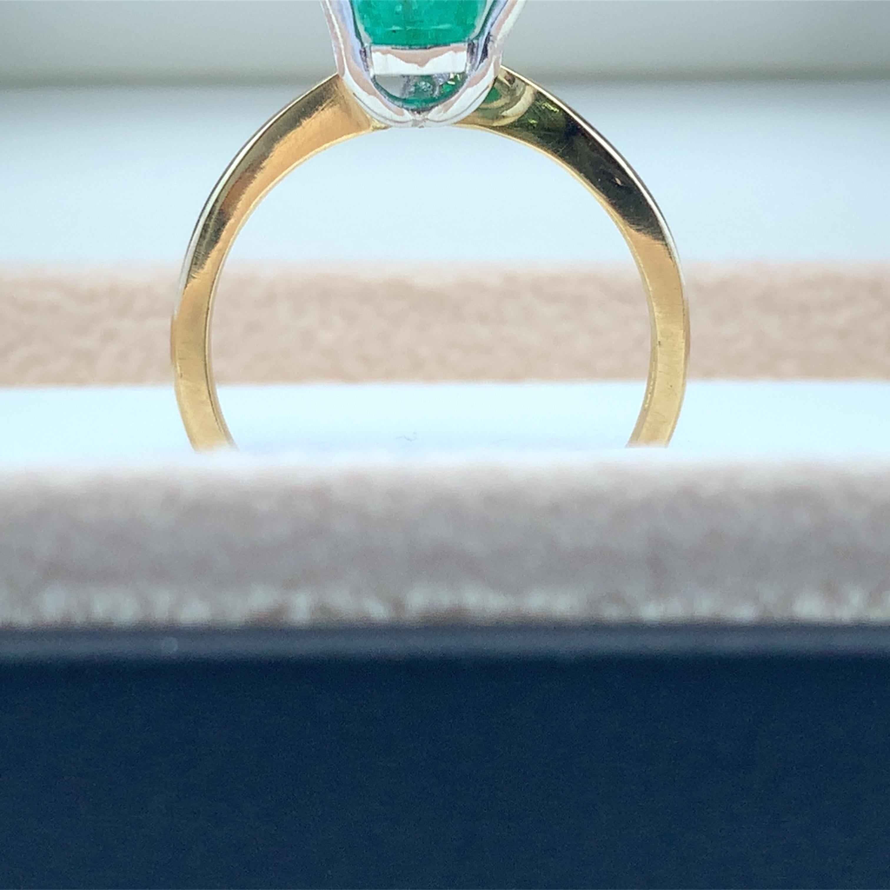 Women's Green emerald pear shaped engagement ring 18k yellow gold For Sale
