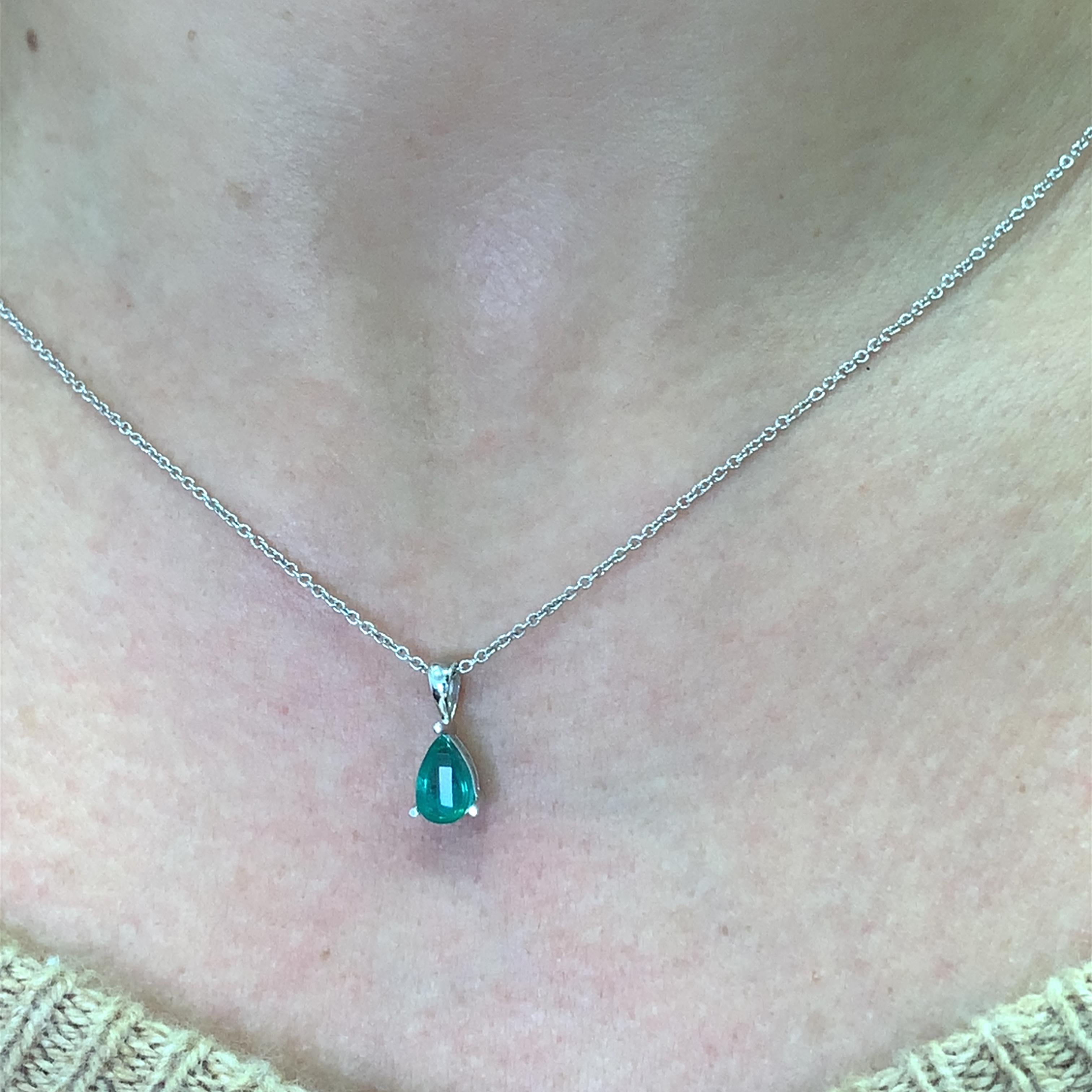Questo splendido smeraldo verde da 1,30 carati con taglio a pera  La collana con ciondolo presenta una gemma verde smeraldo splendidamente tagliata, sospesa con eleganza a una delicata catena in oro bianco 18 carati da 18 pollici. Perfetto per