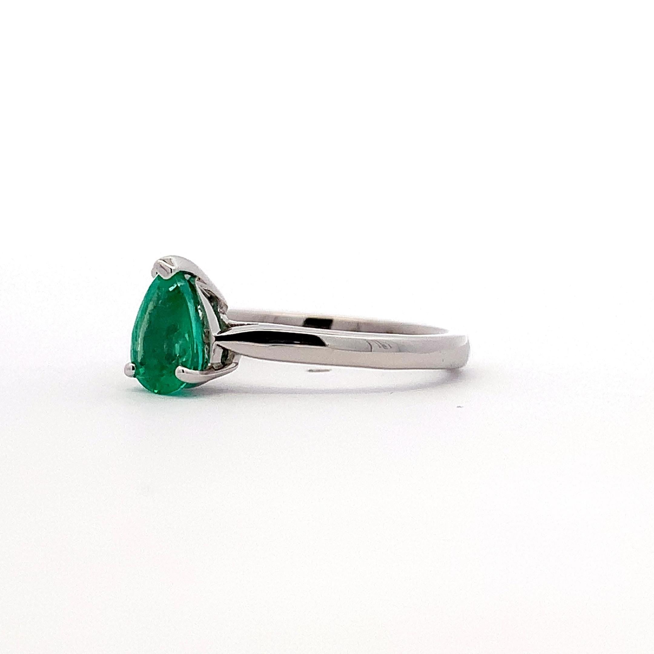 Pear Cut Green emerald pear shaped solitaire engagement ring 18k white gold For Sale