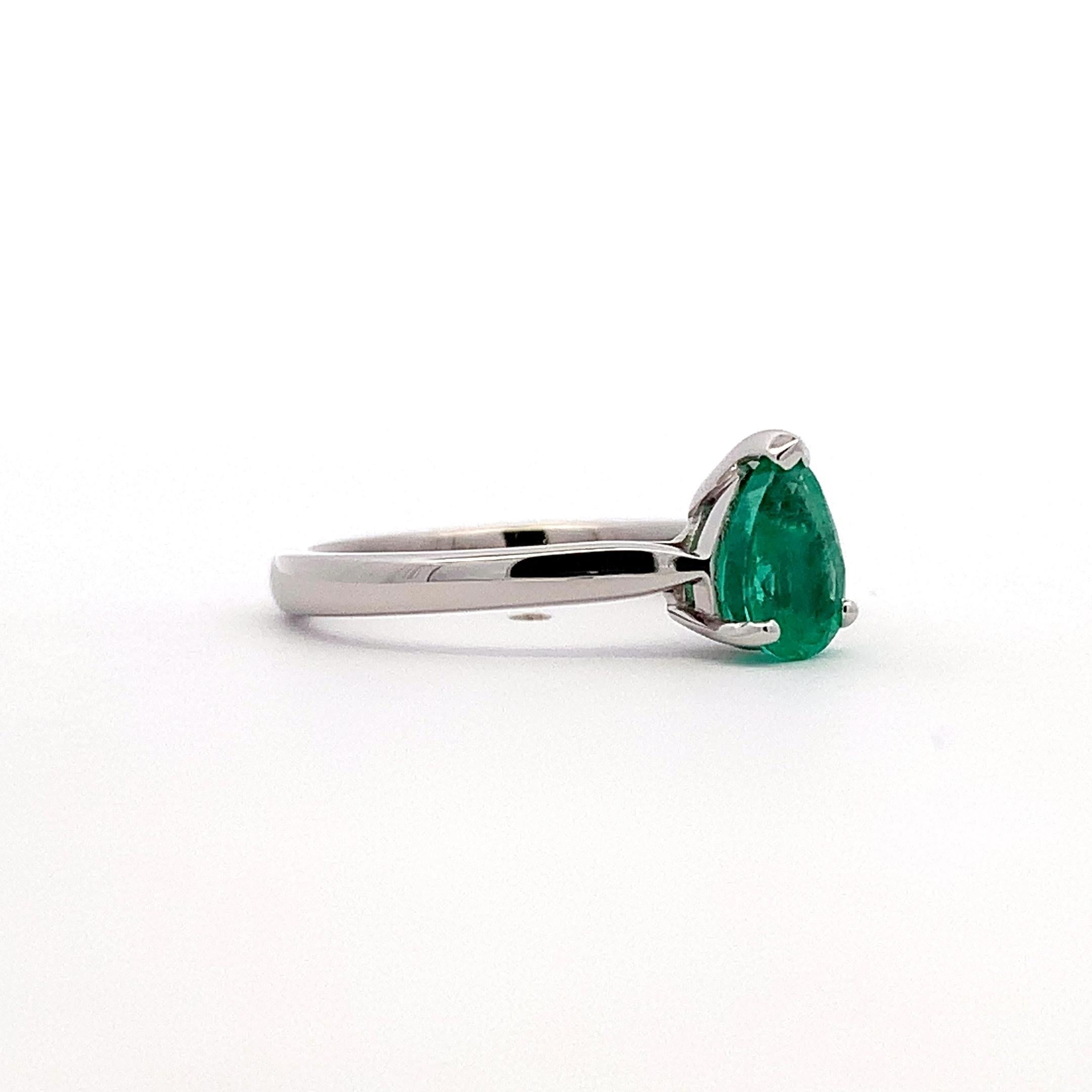 Green emerald pear shaped solitaire engagement ring 18k white gold In New Condition For Sale In London, GB