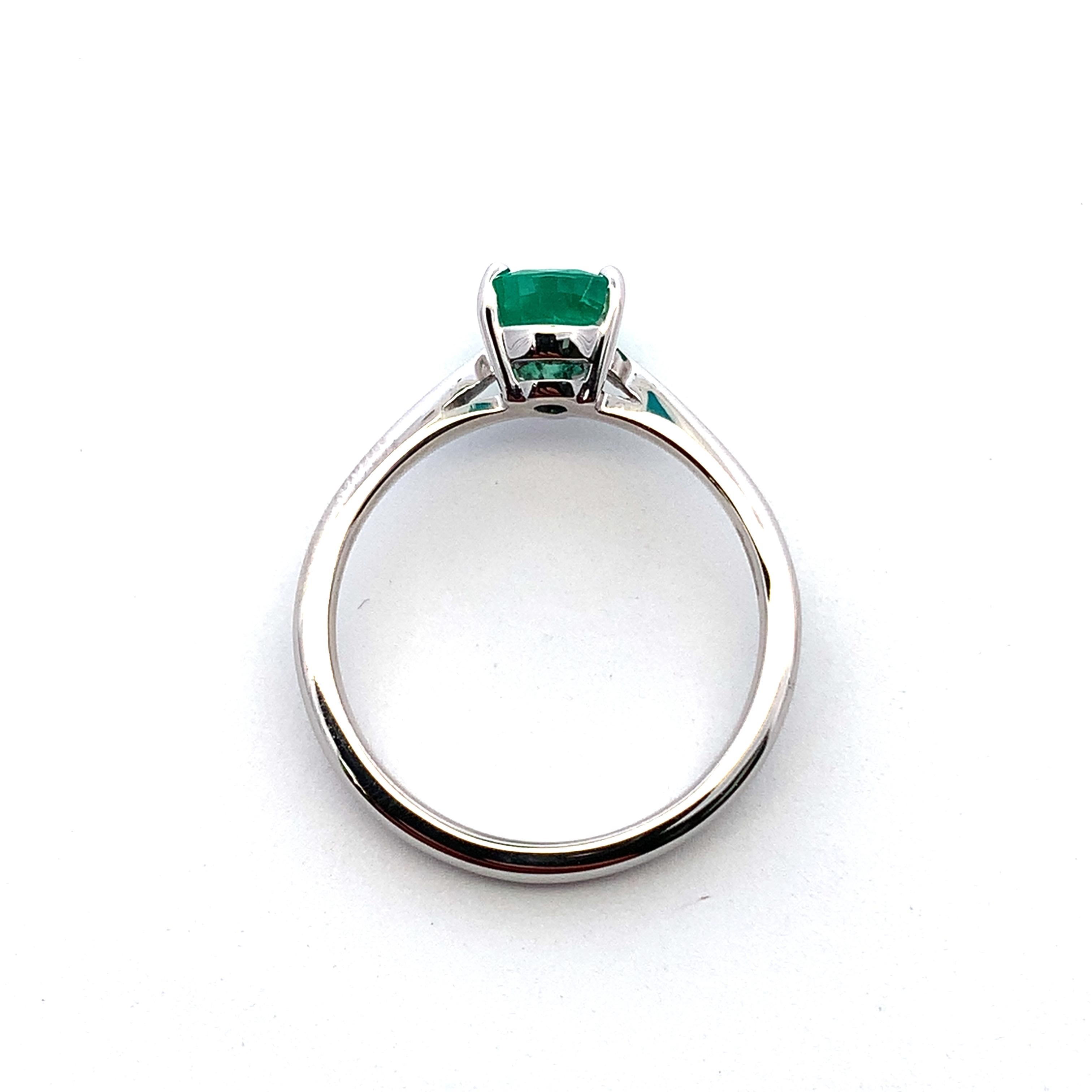 Women's Green emerald pear shaped solitaire engagement ring 18k white gold For Sale