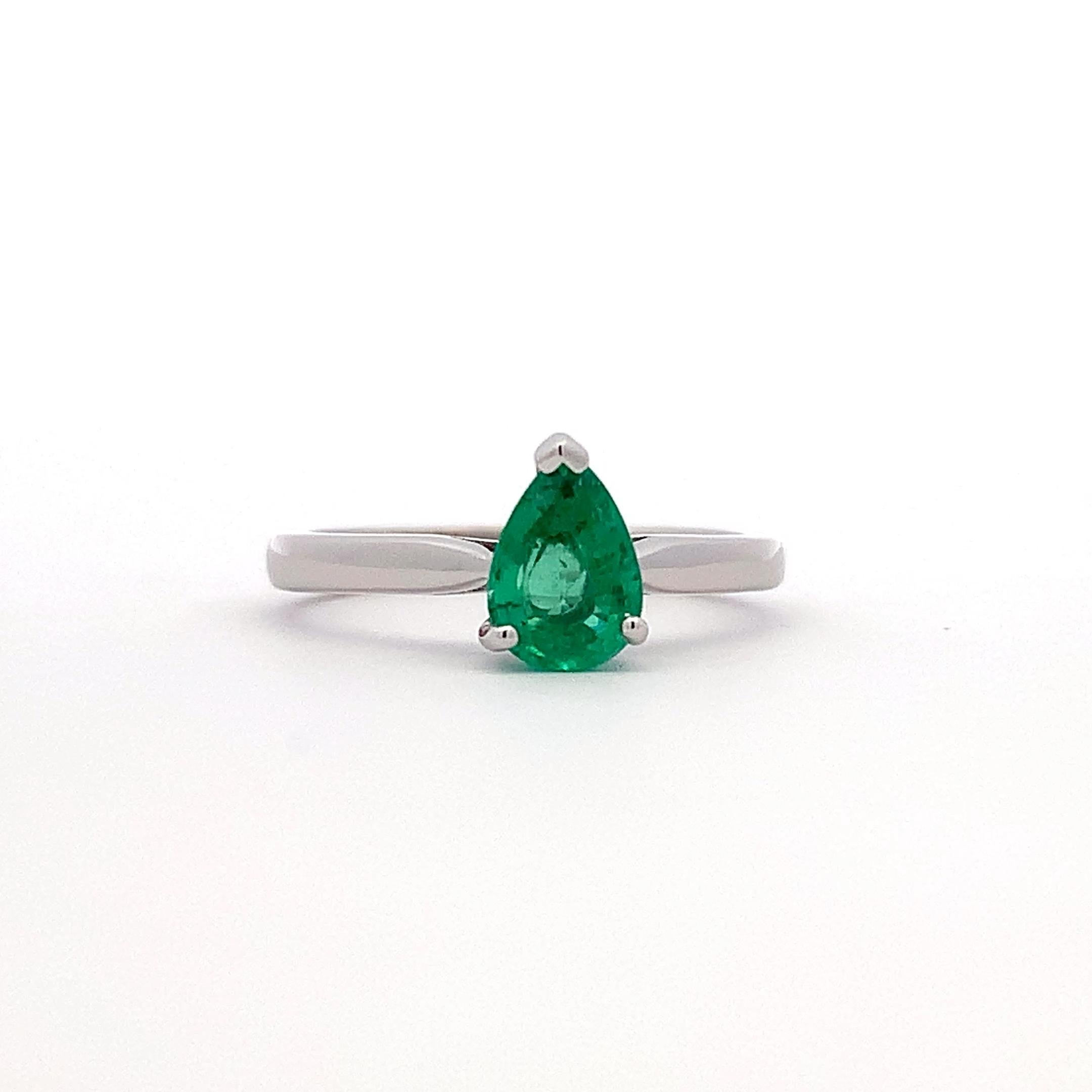 Green emerald pear shaped solitaire engagement ring 18k white gold For Sale 1