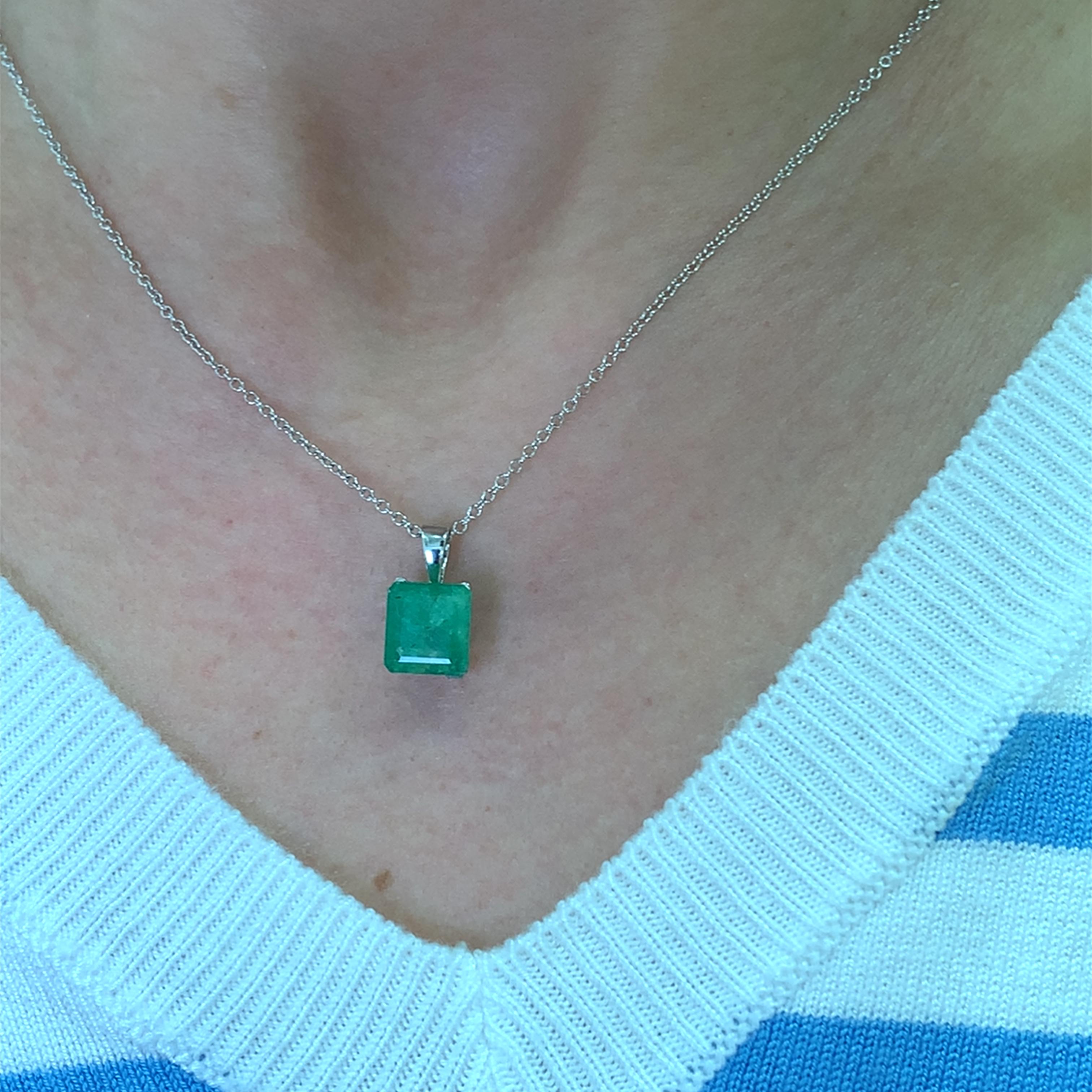 Questa splendida collana con ciondolo a forma di smeraldo di 2,20 carati, che misura circa 10/9 mm, è caratterizzata da una gemma verde taglio smeraldo, elegantemente incastonata in una catena d'argento in oro bianco 18 carati. Perfetto per