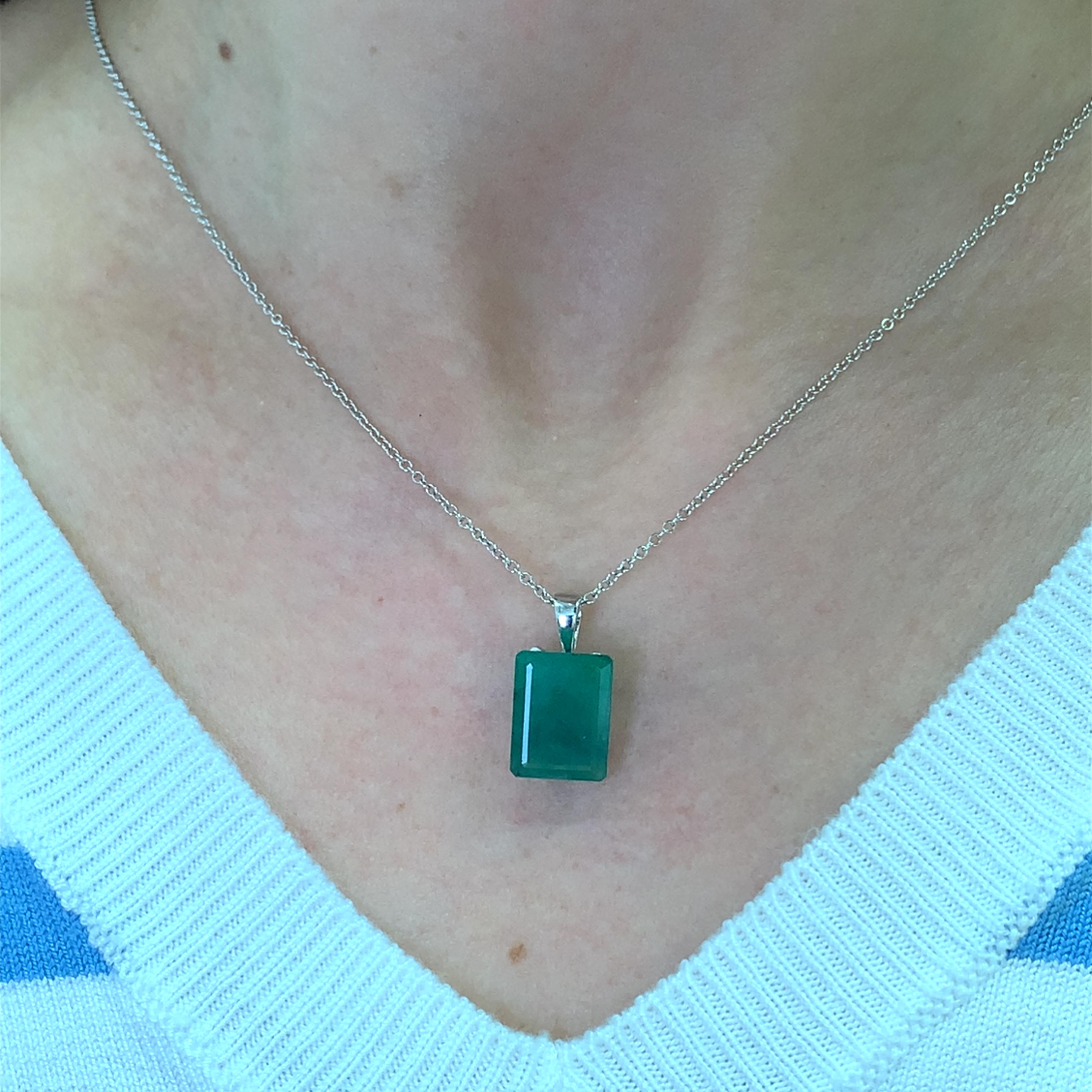 Questa splendida collana con ciondolo a forma di smeraldo di 3,20 carati, che misura circa 13/10 mm, presenta una vibrante gemma verde taglio smeraldo, elegantemente incastonata in una catena d'argento in oro bianco 18 carati. Perfetto per