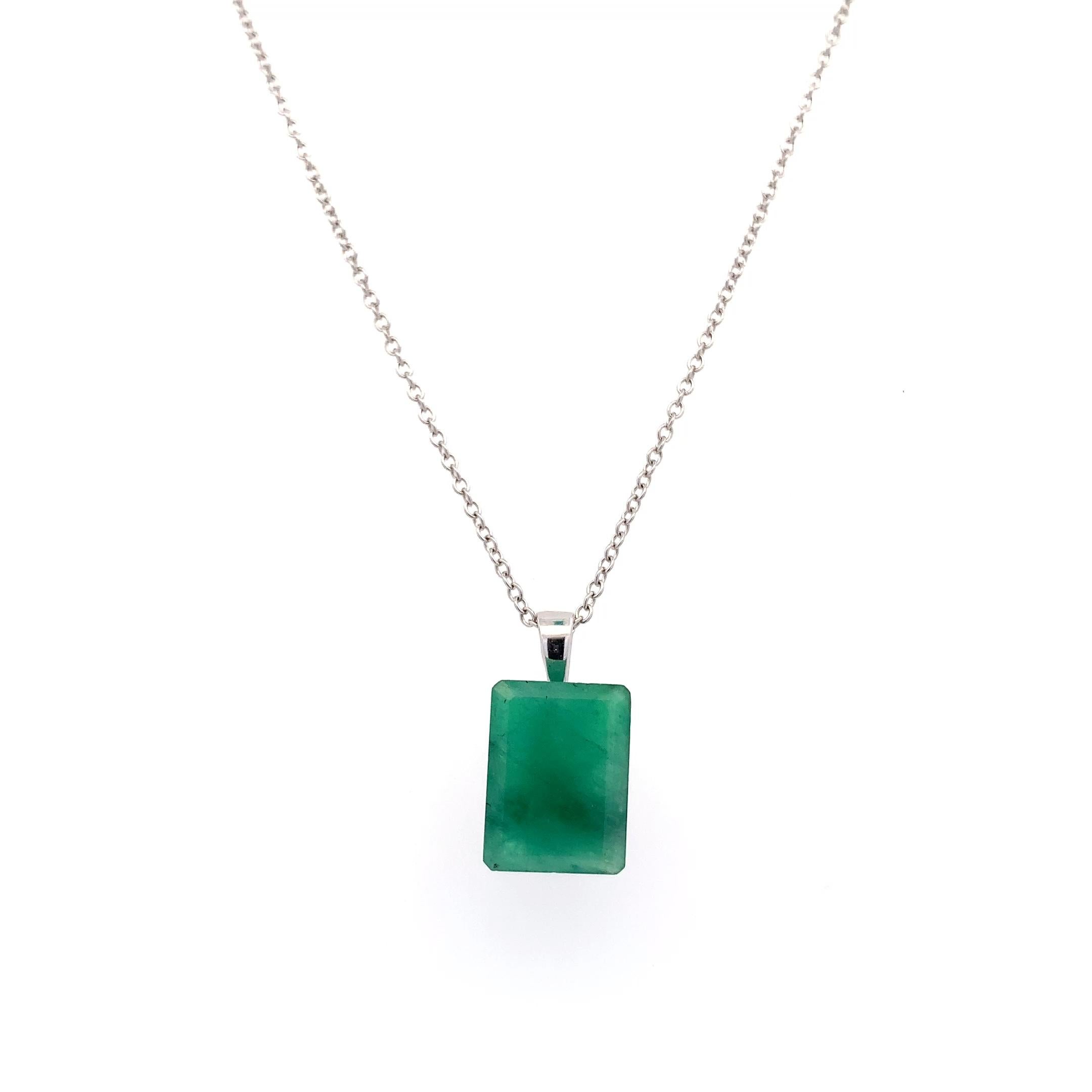 Collana con smeraldo verde in oro bianco 18 carati In condizioni Nuovo in vendita a London, GB