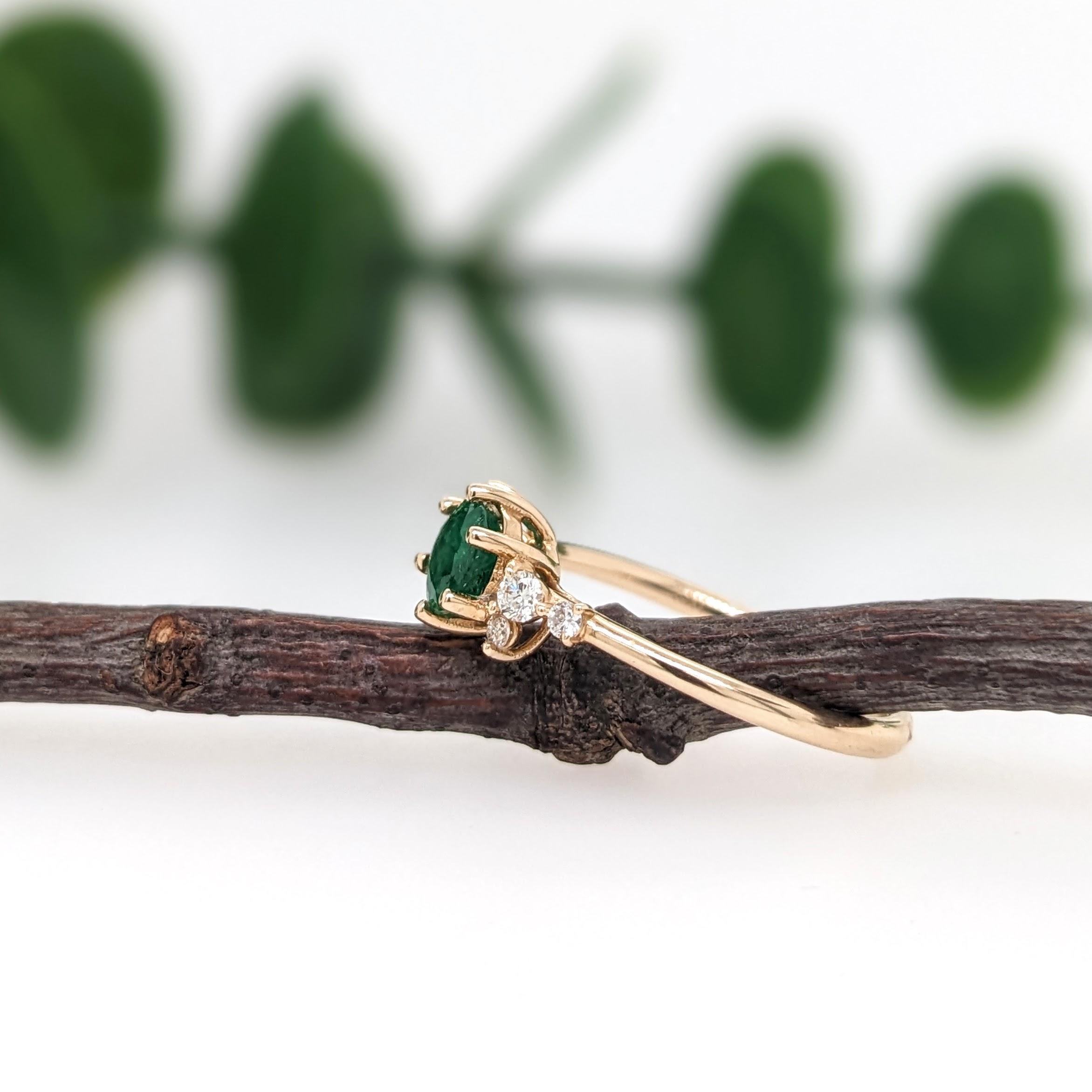 Green Emerald Ring w Earth Mined Diamonds in Solid 14k Yellow Gold Round 5mm In New Condition In Columbus, OH
