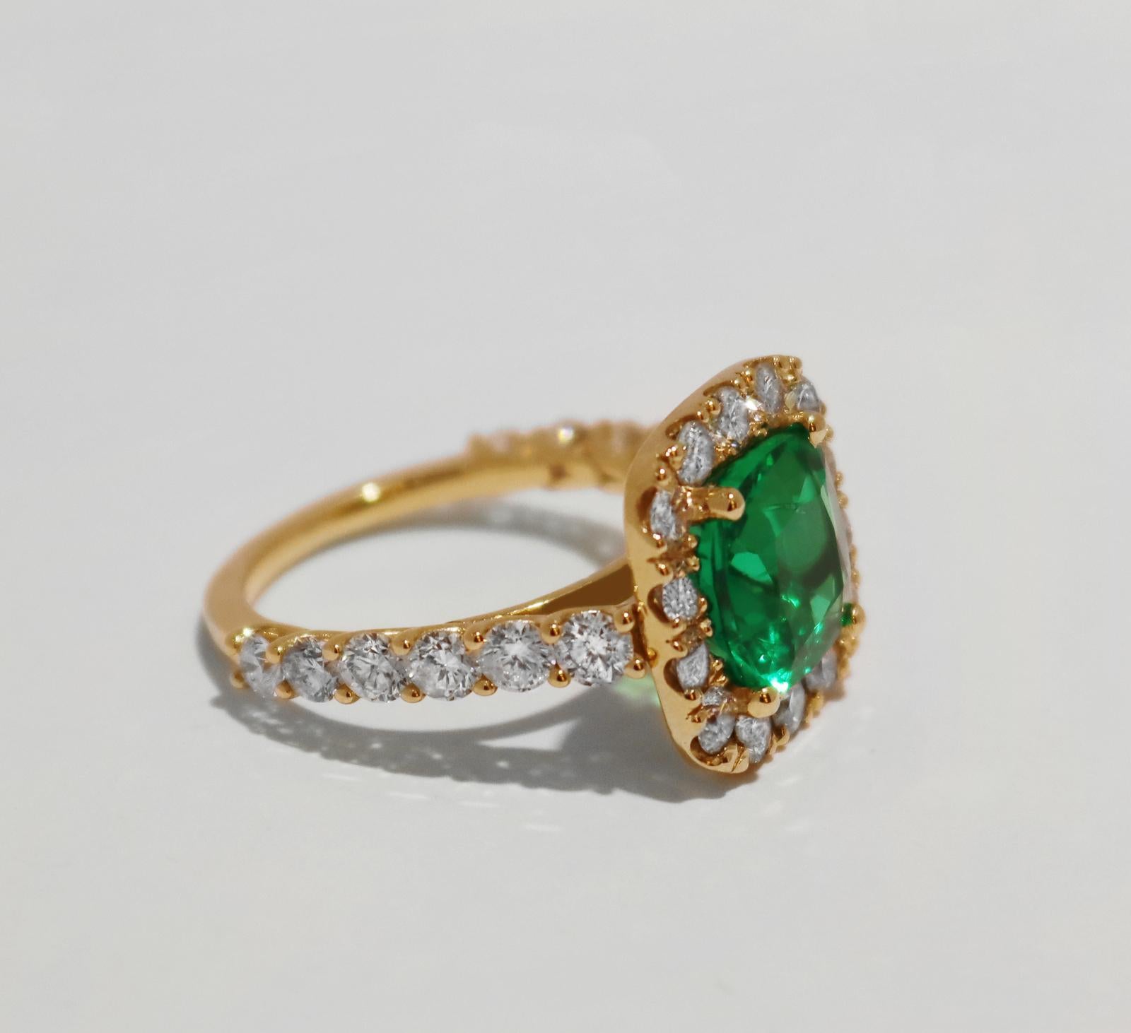 GREEN EMERALD RING WITH DIAMONDS IN YELLOW GOLD

-14k Yellow gold
-Ring size: 8
-Emerald: 5.59ct, 10x10mm
-Diamonds: 2.35ct, VS clarity, E-F color

Retail: $8,500