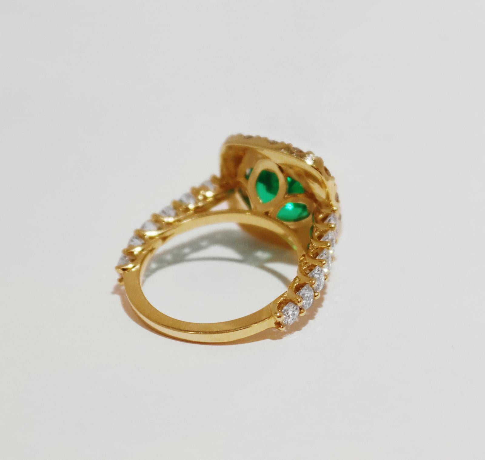 Round Cut Green Emerald Ring with Diamonds in Yellow Gold For Sale