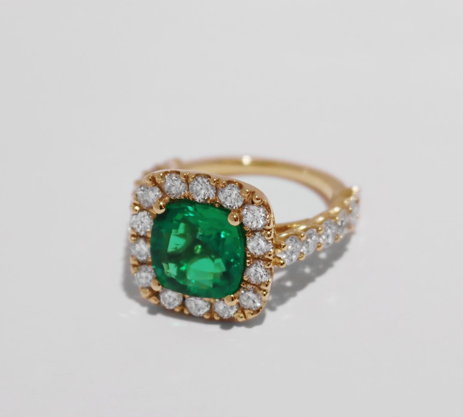 Green Emerald Ring with Diamonds in Yellow Gold In Excellent Condition For Sale In New York, NY