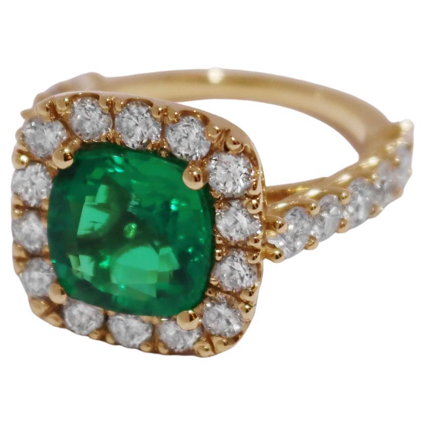 Green Emerald Ring with Diamonds in Yellow Gold For Sale