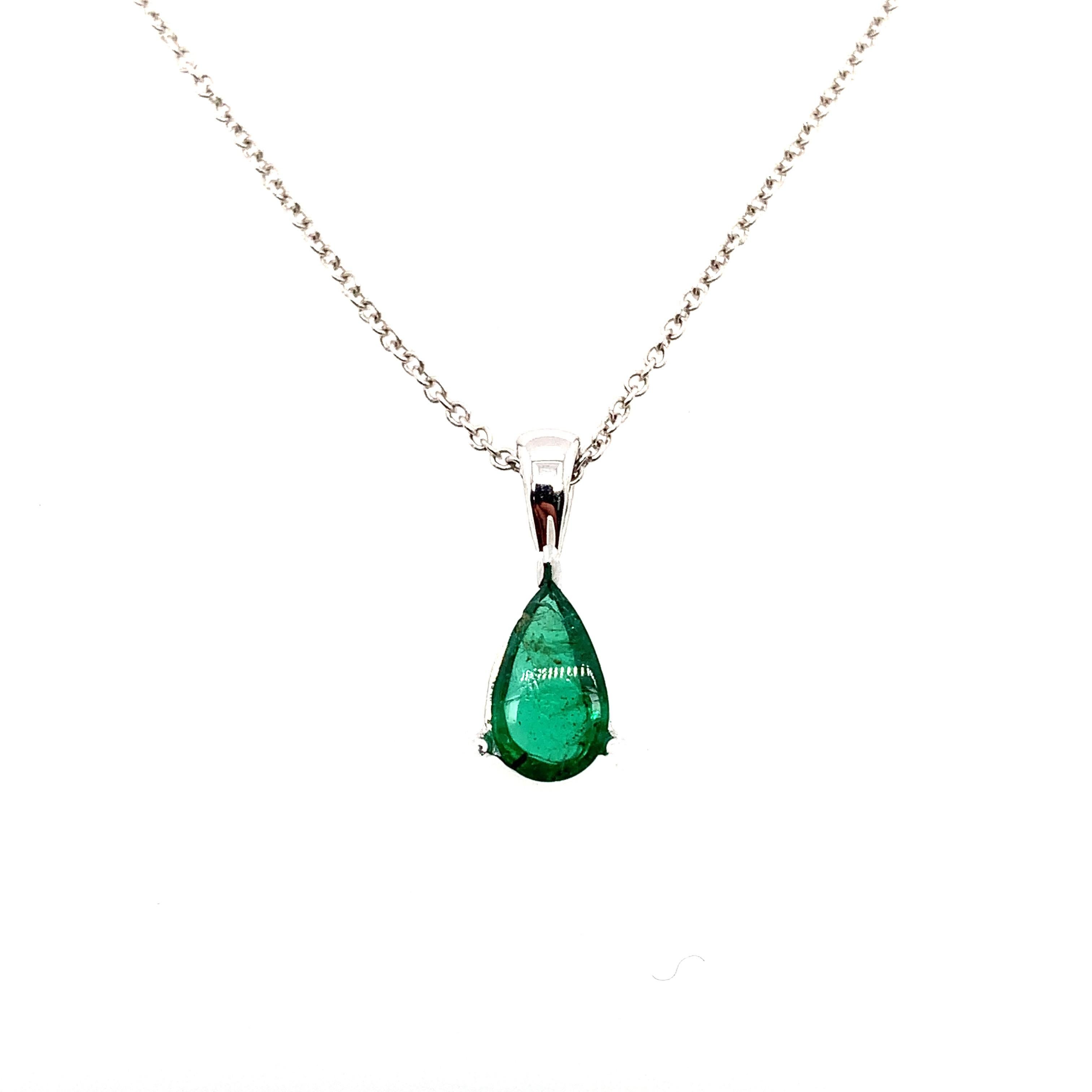 Green emerald drop pendant necklace 18k white gold
Gorgeous green emerald pear shaped gemstone mounted in 18k white gold art deco style solitaire pendant necklace in 18k white gold.
Perfect art deco style drop necklace with single solitaire drop