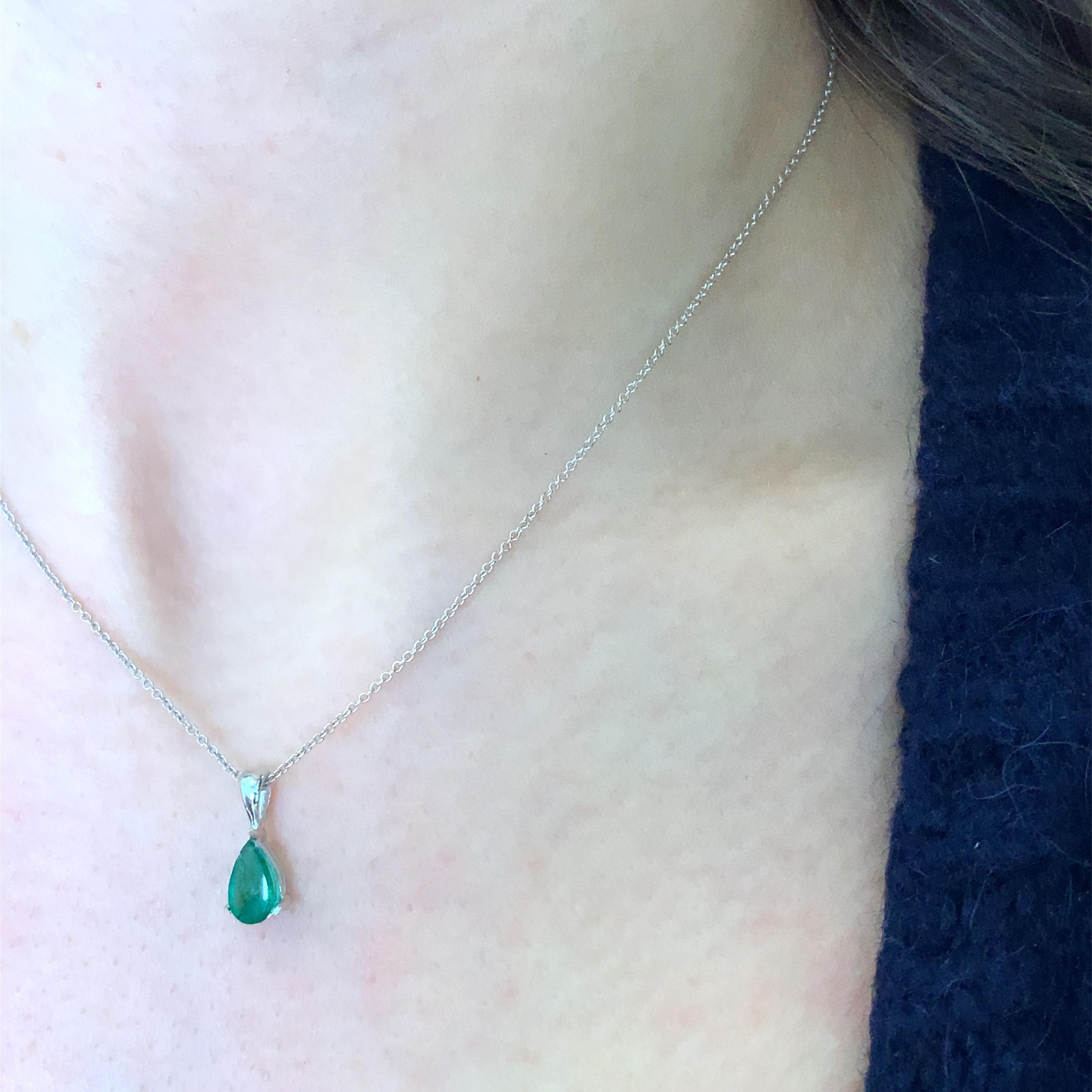 Art Deco Green emerald soliatire drop pendant necklace 18k white gold For Sale