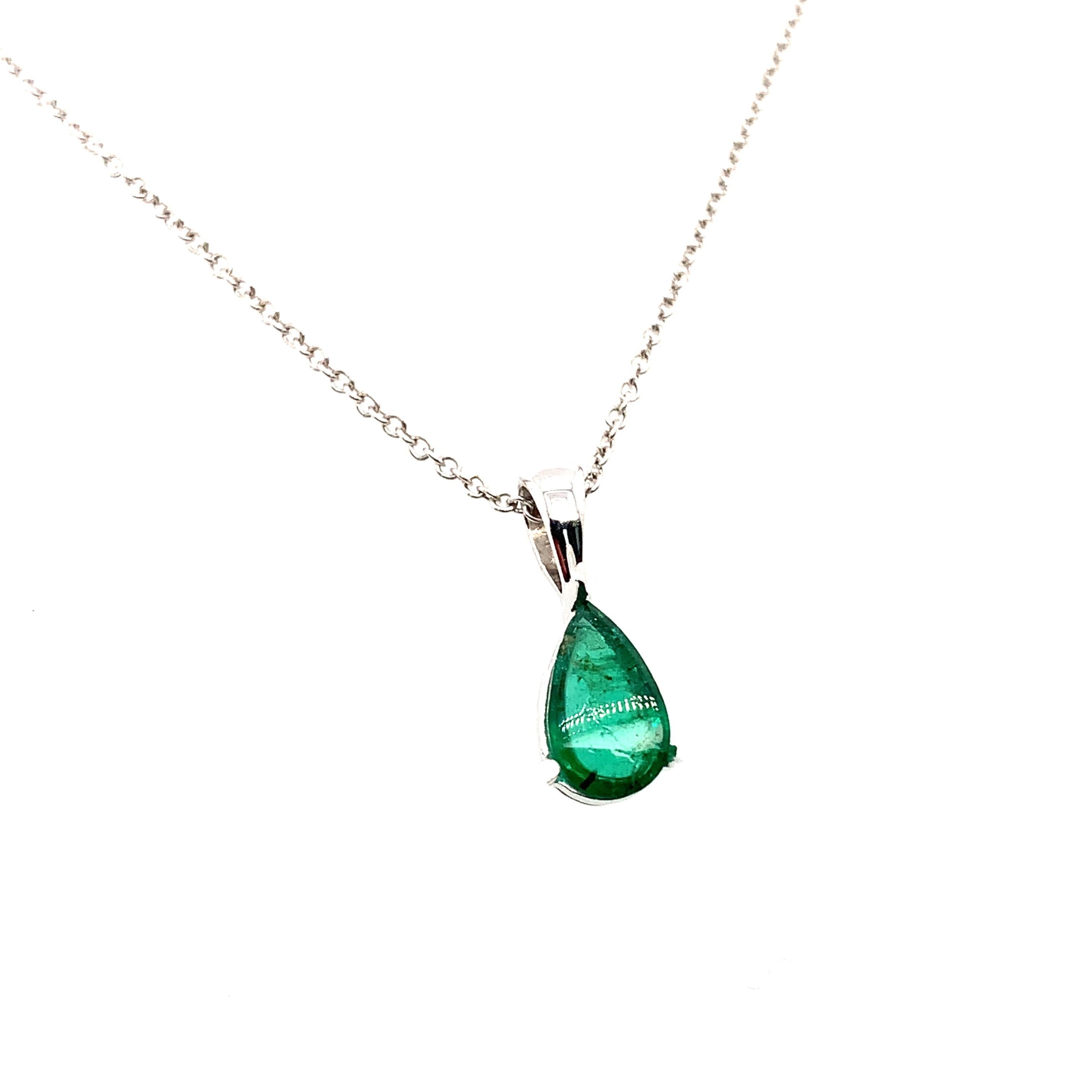 Green emerald soliatire drop pendant necklace 18k white gold In New Condition For Sale In London, GB