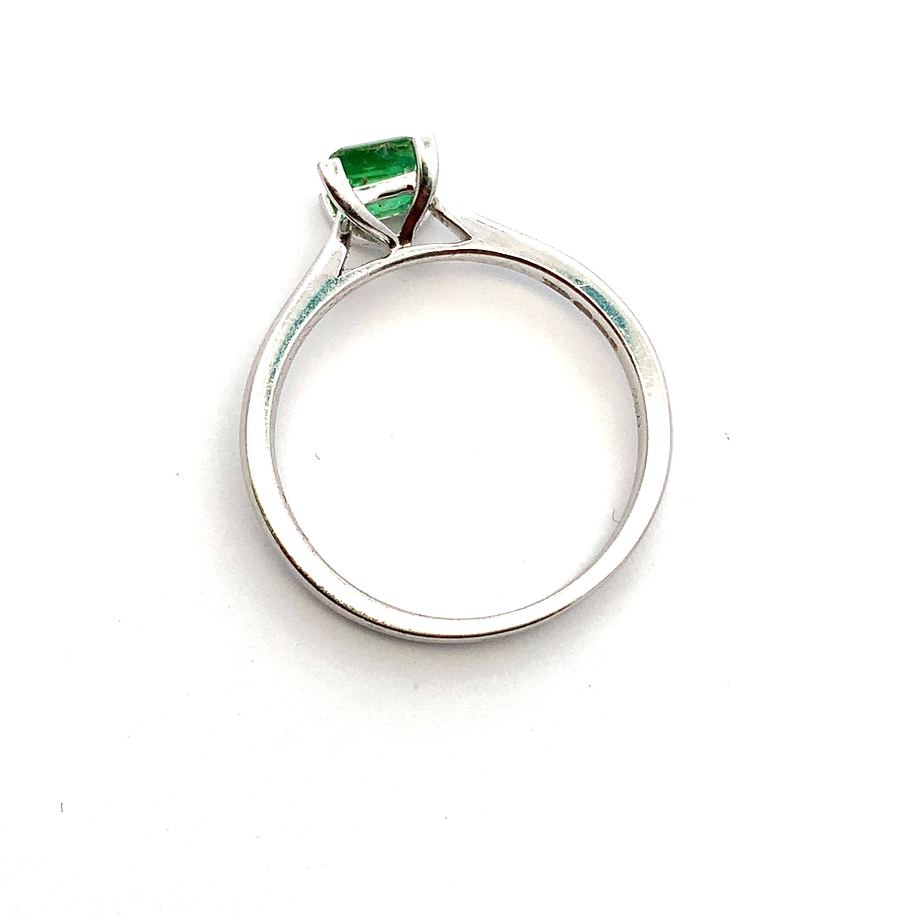 Green emerald Solitaire engagement ring 18k white gold In New Condition For Sale In London, GB