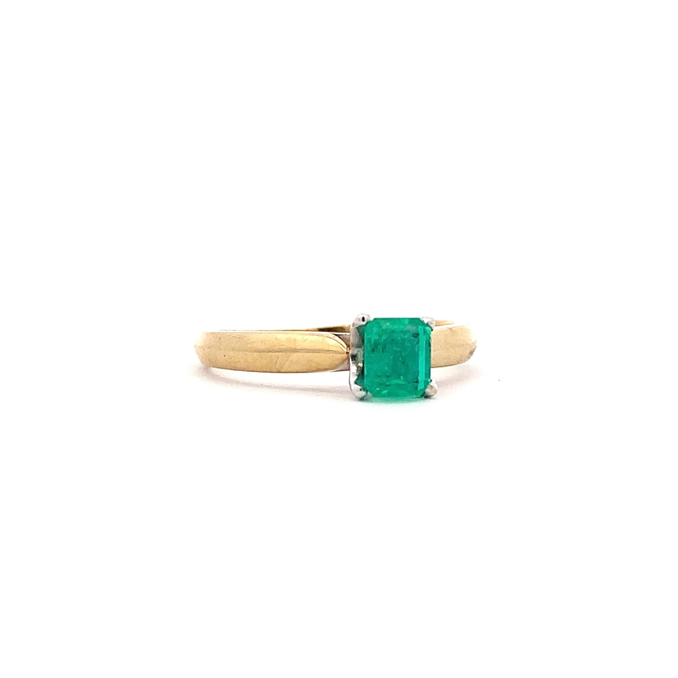 Emerald Cut Green emerald solitaire engagement ring 18k yellow gold For Sale