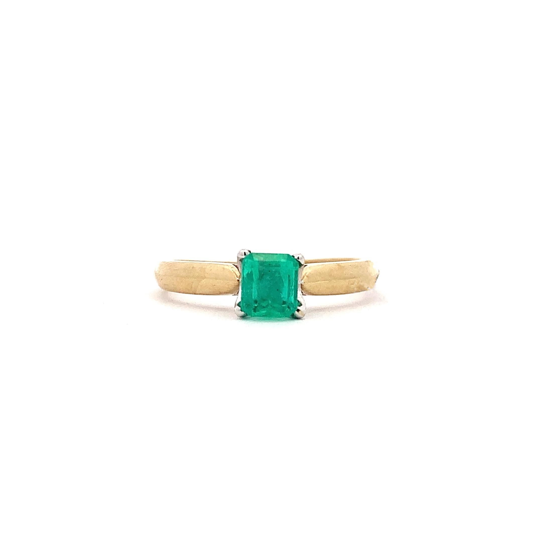 Green emerald solitaire engagement ring 18k yellow gold In New Condition For Sale In London, GB