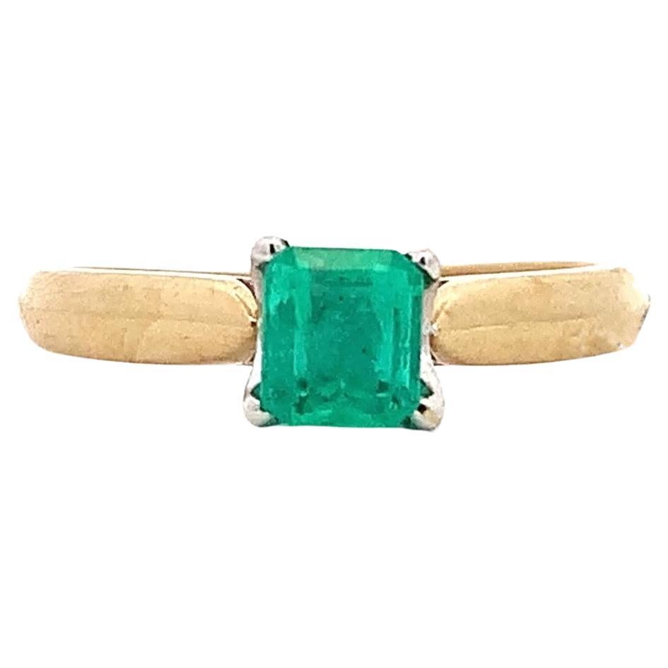 Green emerald solitaire engagement ring 18k yellow gold For Sale