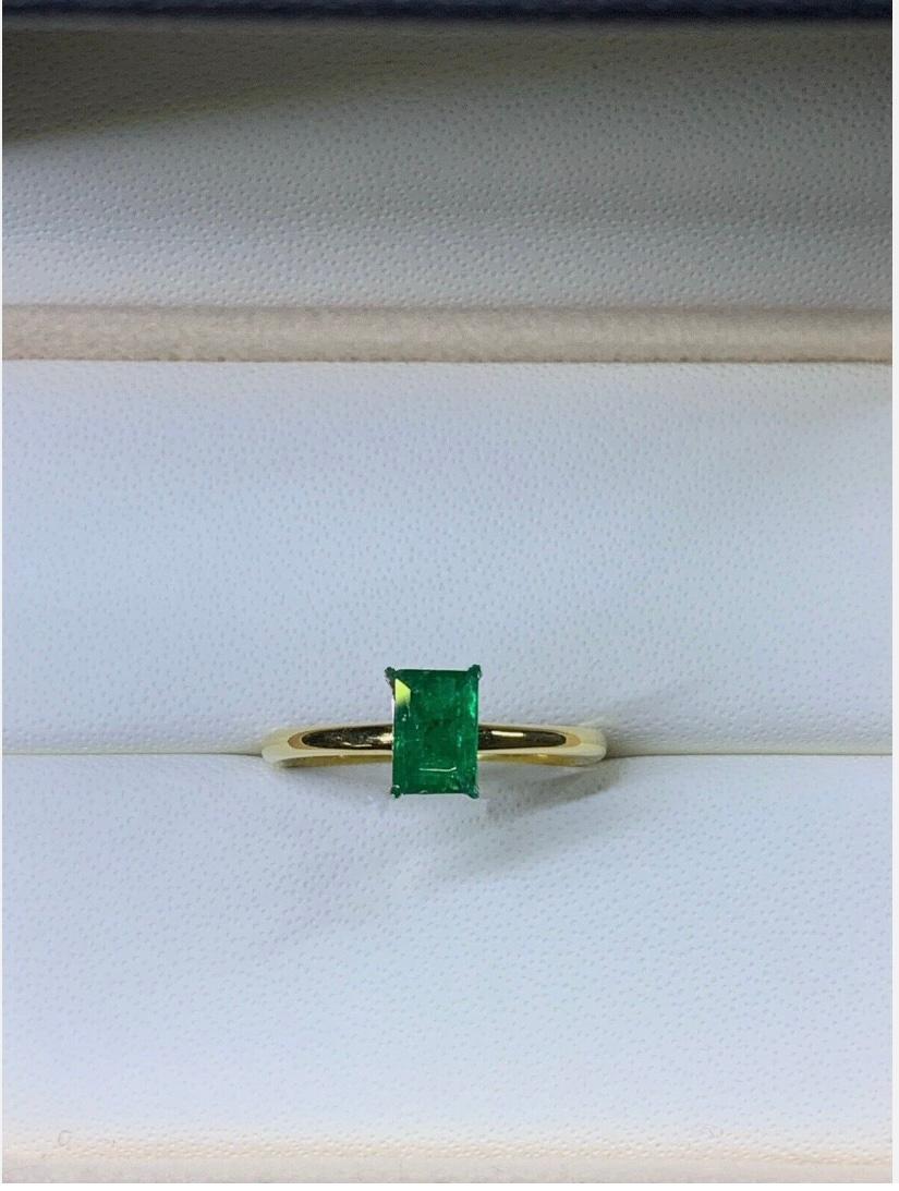 Bague de fiançailles solitaire en or jaune 18 carats avec émeraude verte
Cette magnifique bague de fiançailles est ornée d'une superbe émeraude verte, sertie dans de l'or jaune 18ct. Le style de la monture solitaire offre un aspect classique et