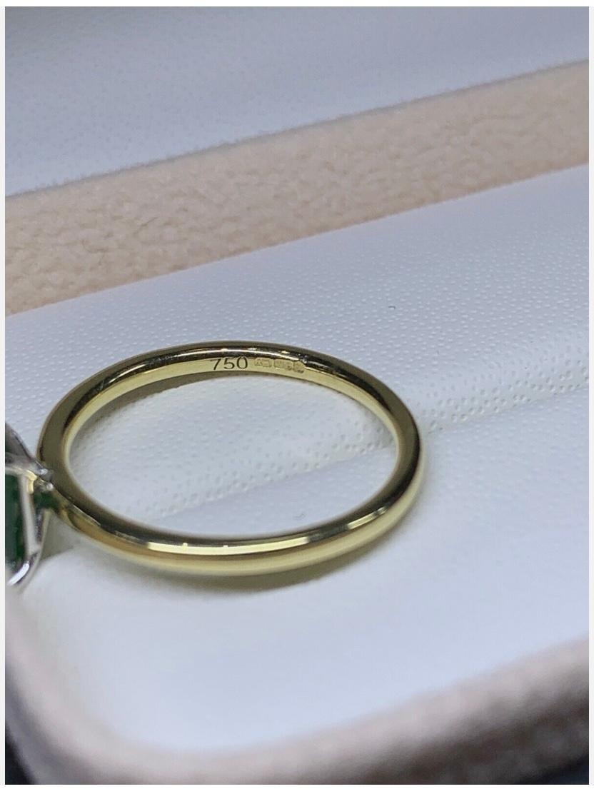 Bague de fiançailles solitaire en or jaune 18 carats avec émeraude verte Pour femmes en vente