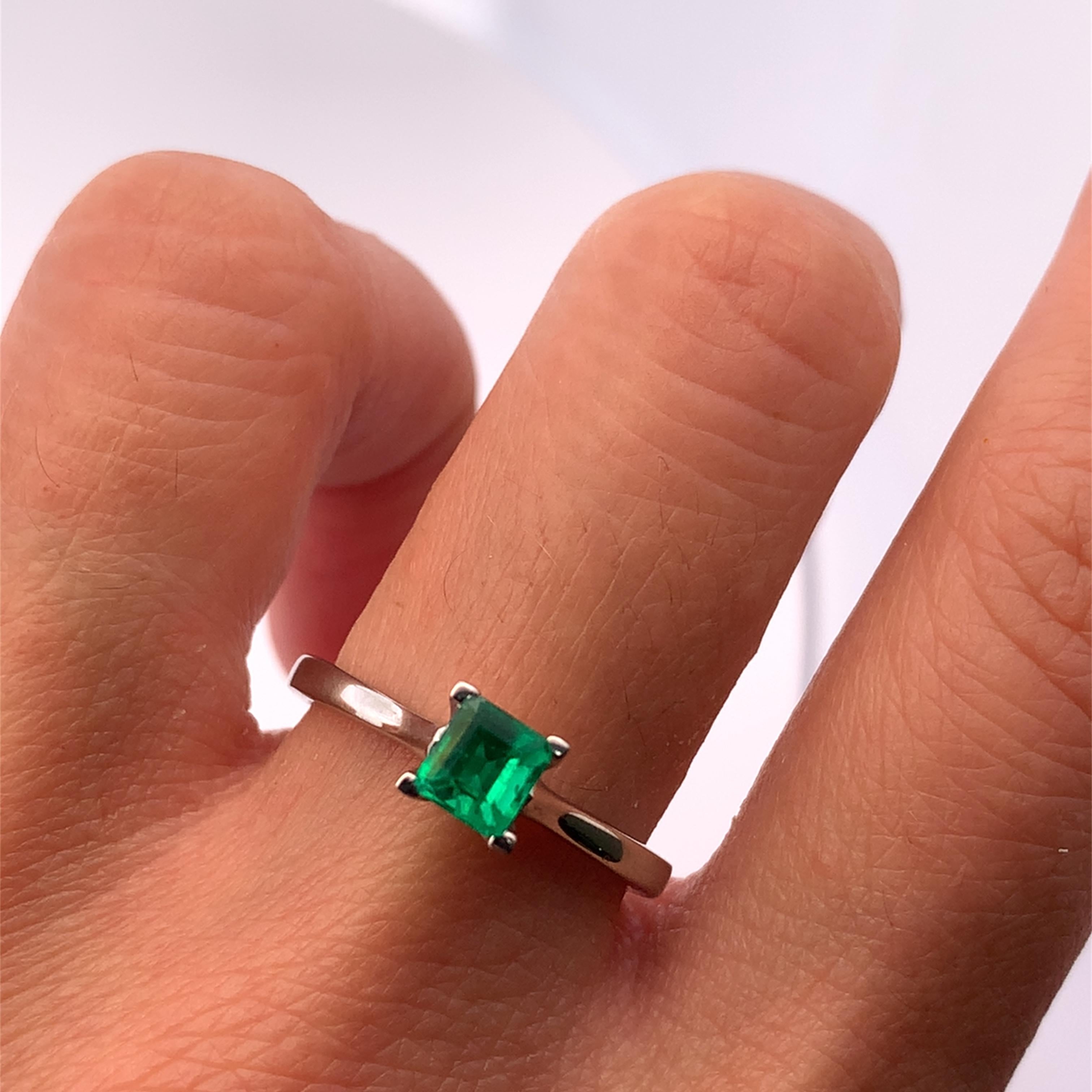 Entdecken Sie die zeitlose Schönheit dieses eleganten grünen Rings mit Smaragdschliff. Mit einem atemberaubenden grünen Smaragd Edelstein in 18 Karat Weißgold schlanke Band, es ist perfekt für jeden Anlass, von lässig Ausflüge zu formellen