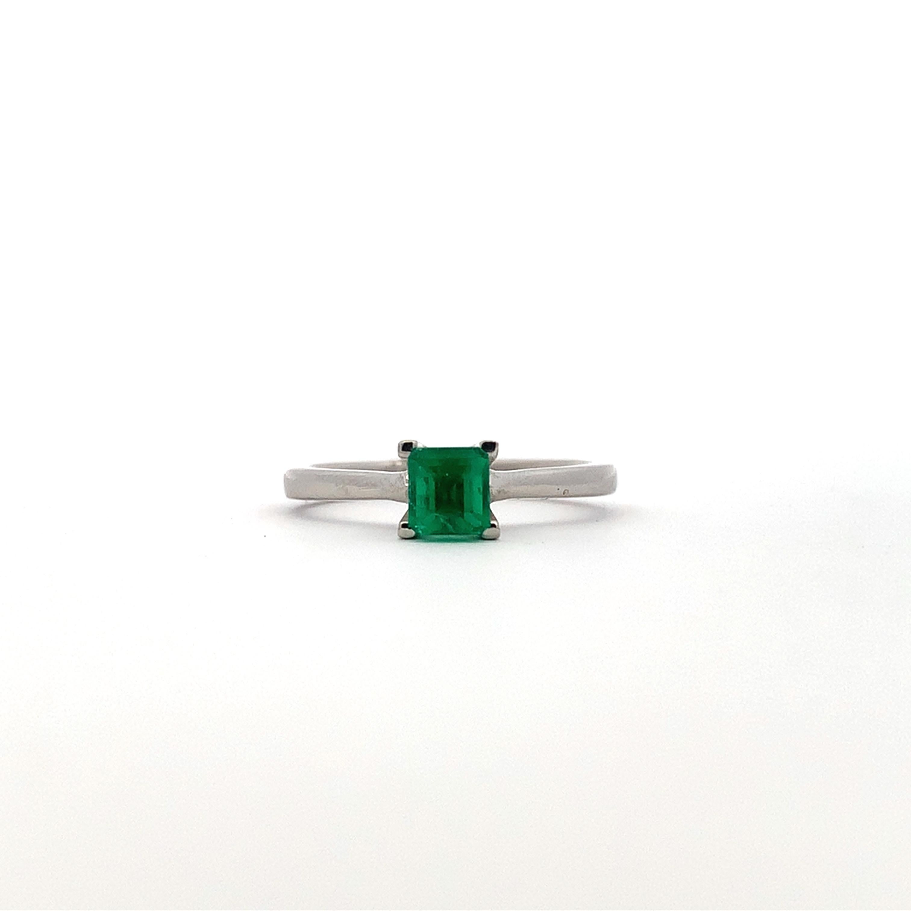 Grüner Smaragd Solitär Verlobungsring aus 18 Karat Weißgold mit Smaragd (Smaragdschliff) im Angebot
