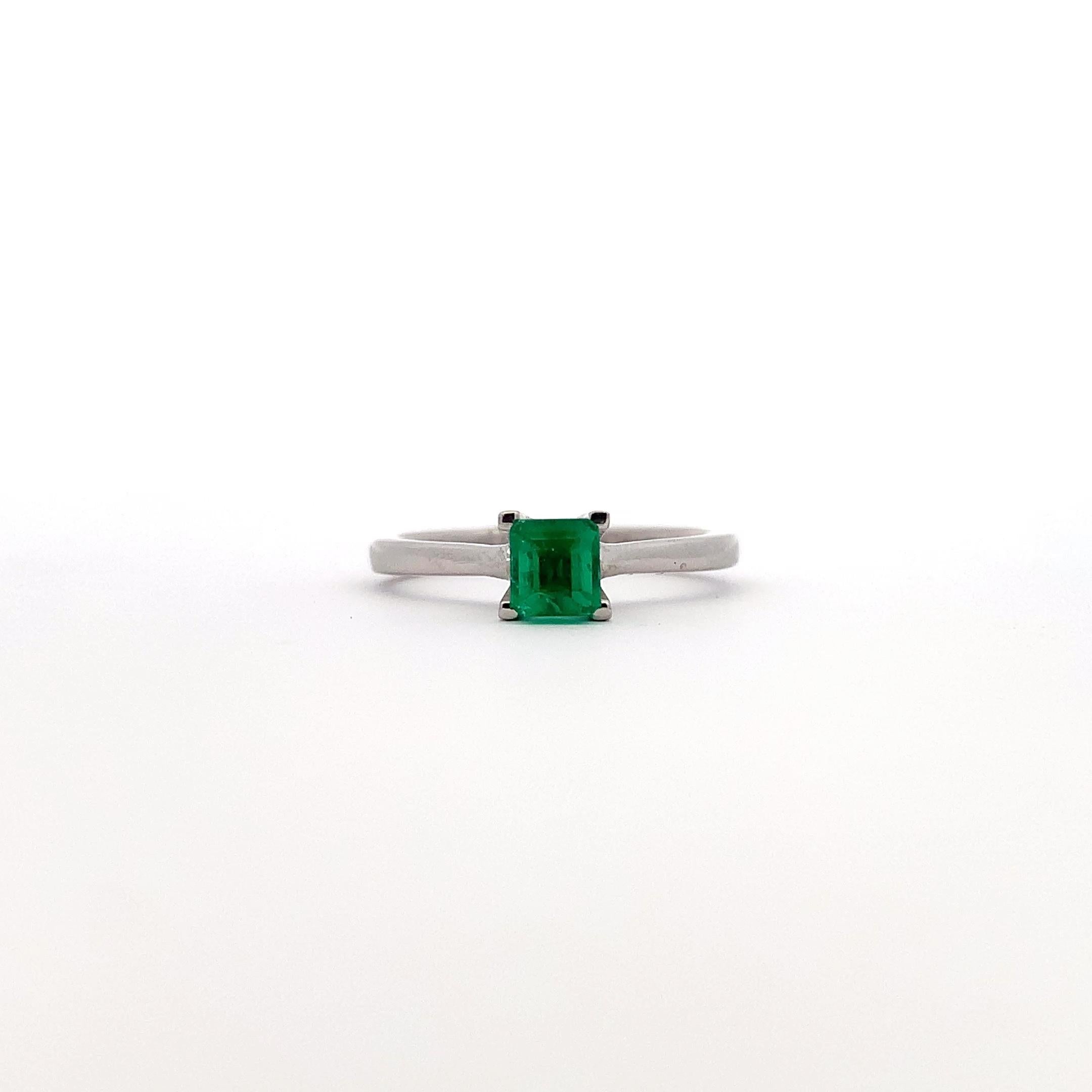 Grüner Smaragd Solitär Verlobungsring aus 18 Karat Weißgold mit Smaragd im Zustand „Neu“ im Angebot in London, GB