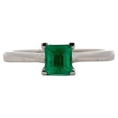 Anello di fidanzamento solitario con smeraldo verde in oro bianco 18 carati