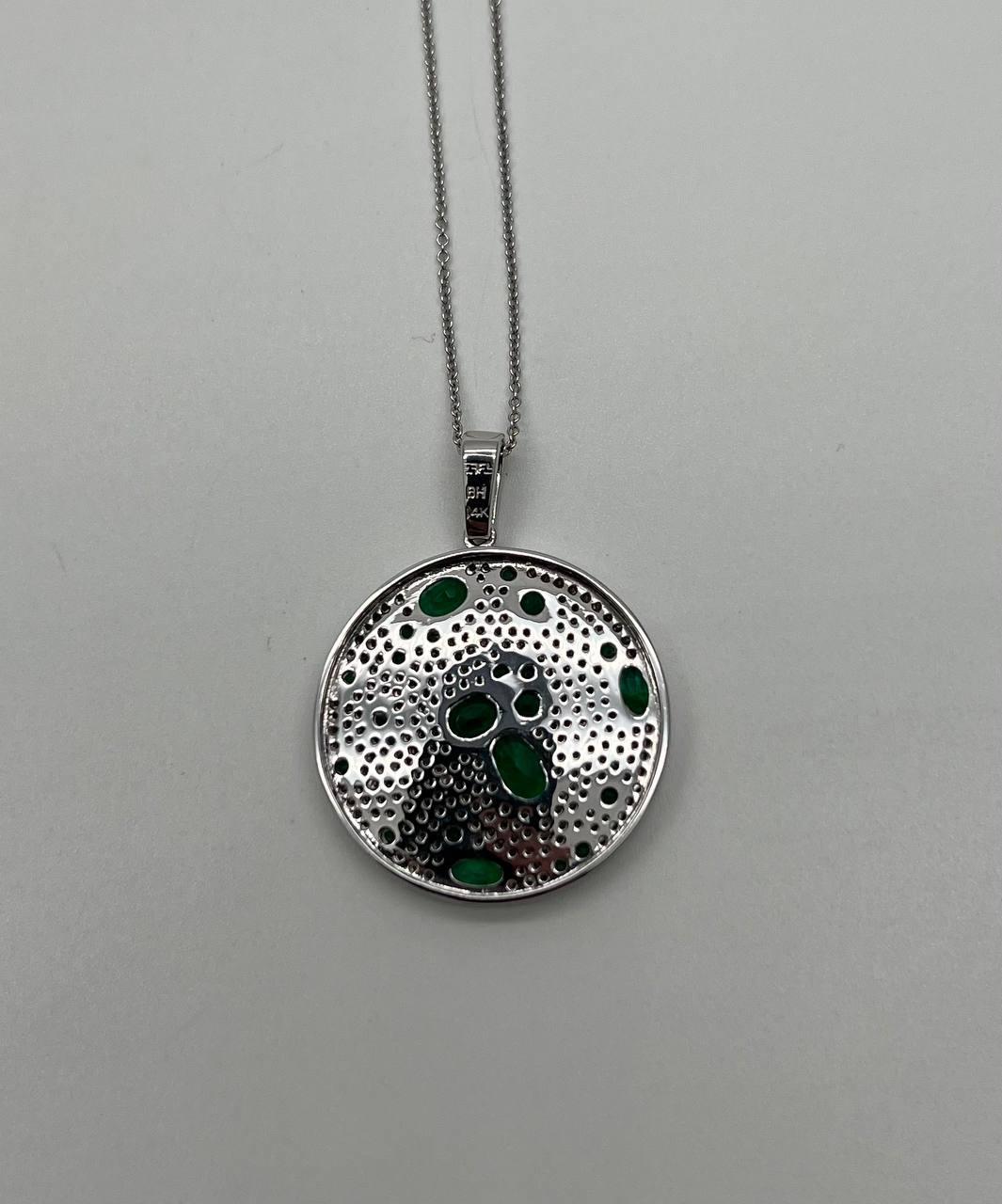 Taglio misto Collana con ciondolo in oro bianco 14K con smeraldo verde e diamanti bianchi a grappolo in vendita