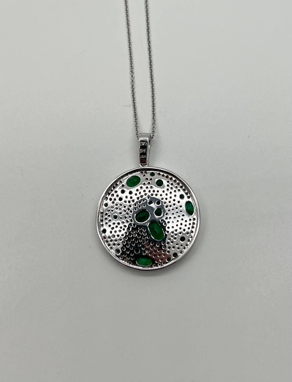 Collana con ciondolo in oro bianco 14K con smeraldo verde e diamanti bianchi a grappolo In condizioni Nuovo in vendita a Oakton, VA