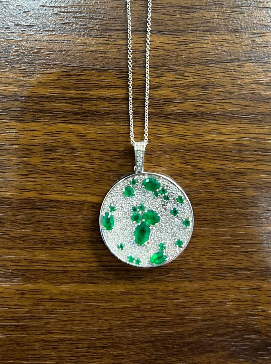 Donna Collana con ciondolo in oro bianco 14K con smeraldo verde e diamanti bianchi a grappolo in vendita