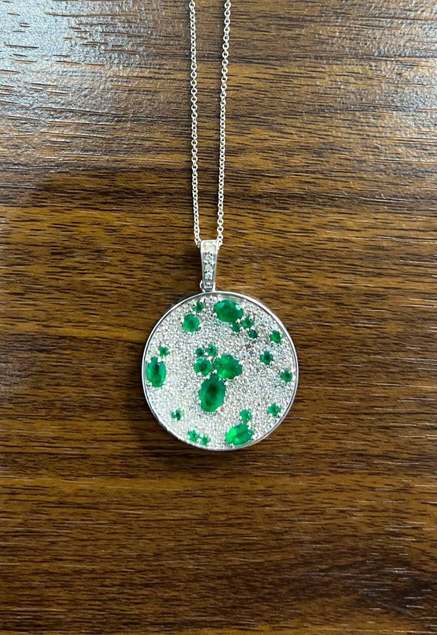 Collana con ciondolo in oro bianco 14K con smeraldo verde e diamanti bianchi a grappolo in vendita 1