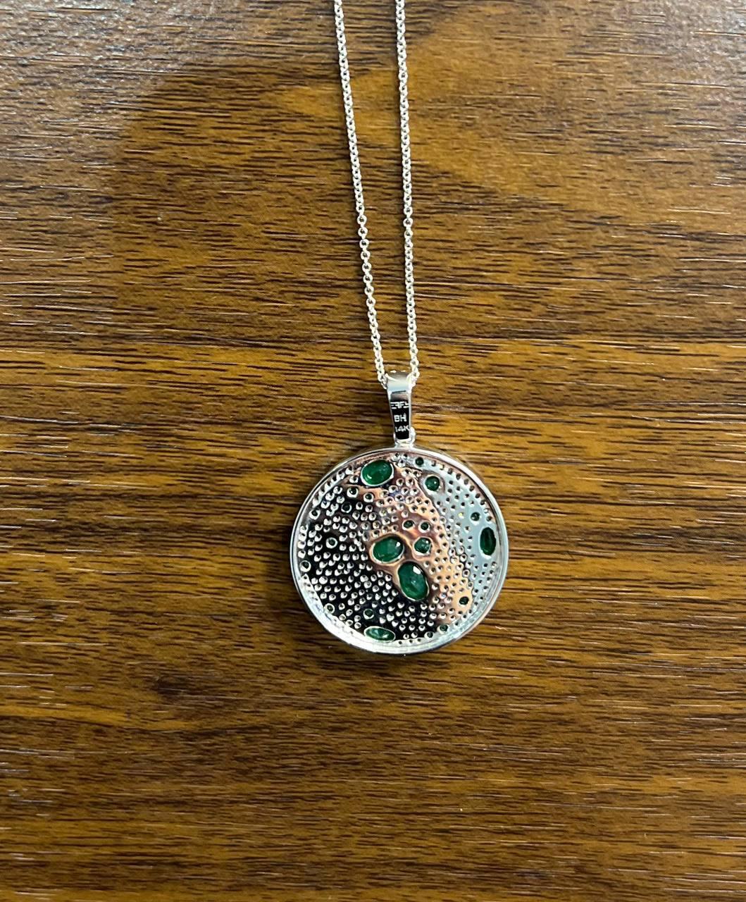 Collana con ciondolo in oro bianco 14K con smeraldo verde e diamanti bianchi a grappolo in vendita 2